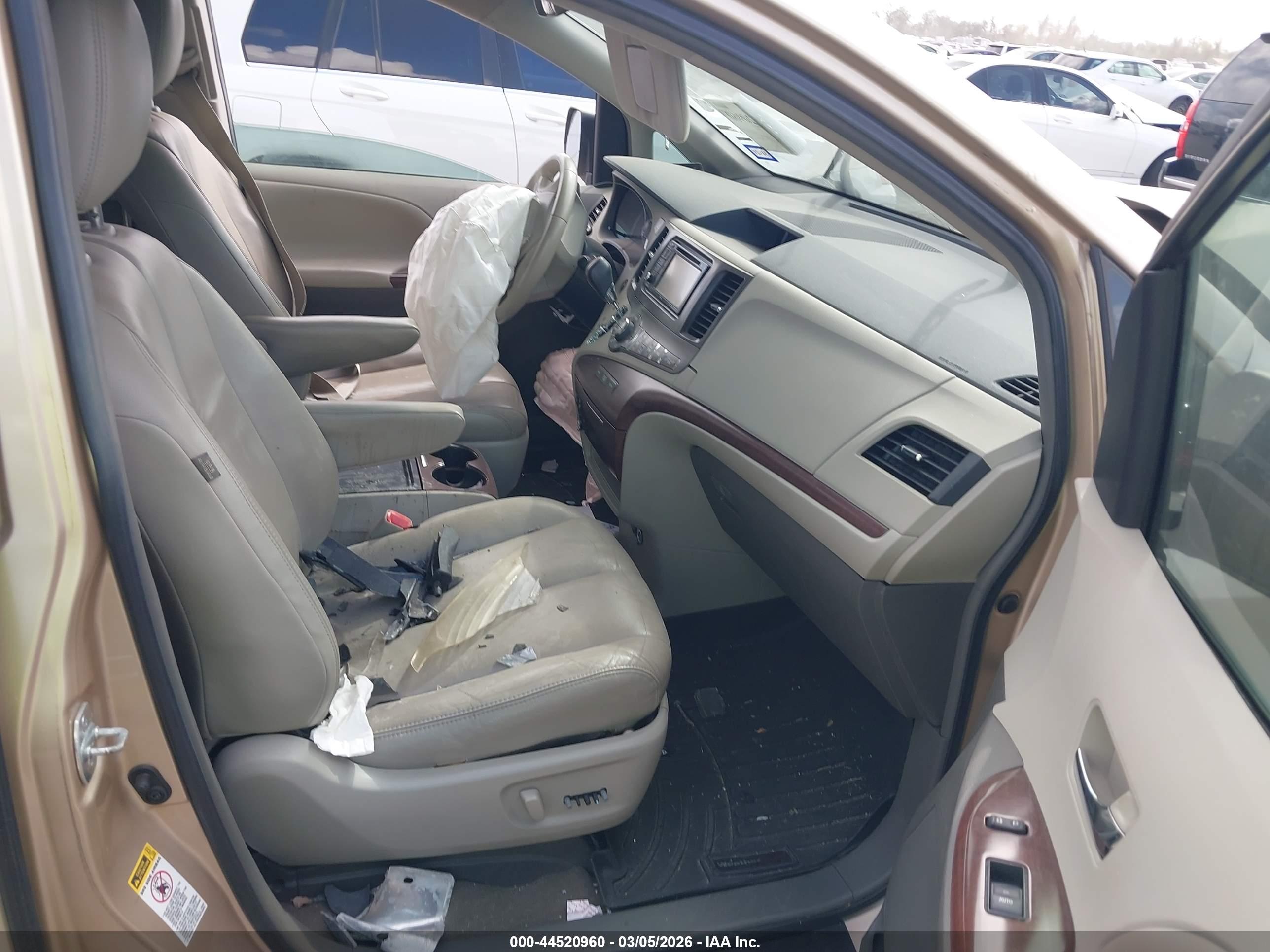 TOYOTA SIENNA image 5