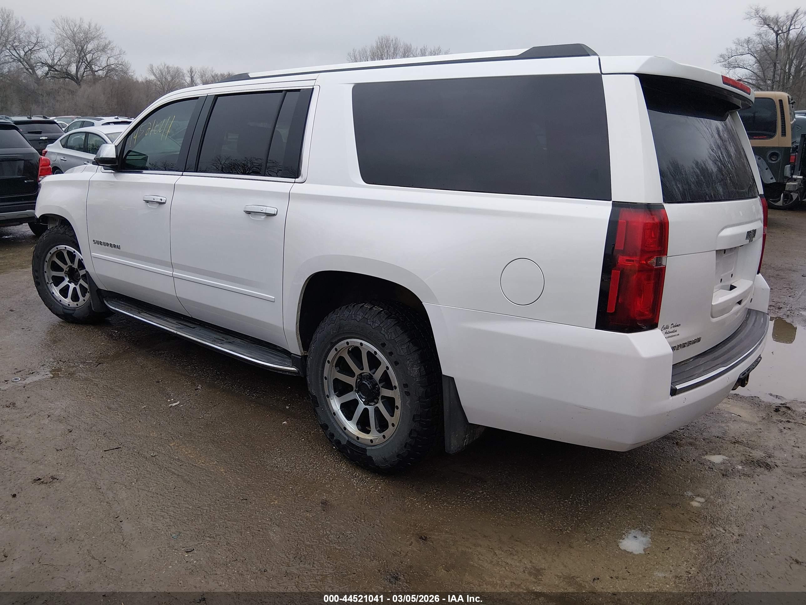 CHEVROLET SUBURBAN image 3