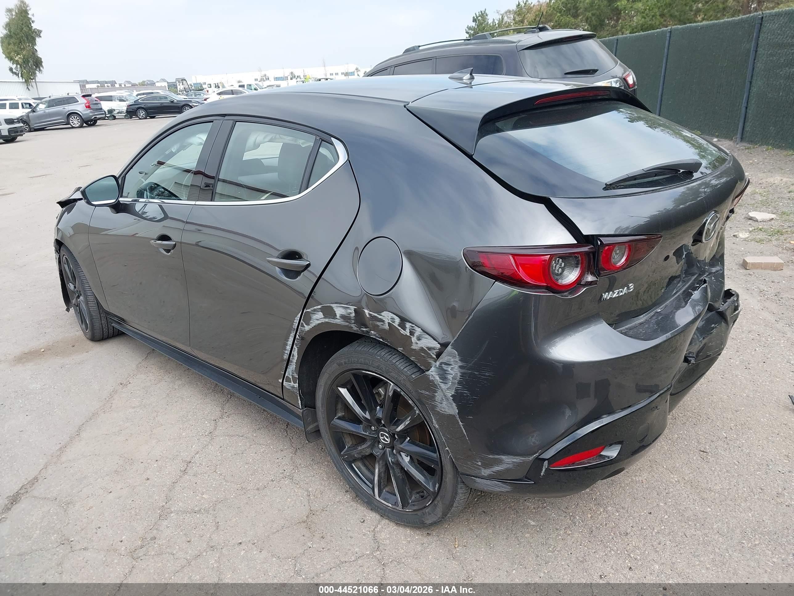 MAZDA MAZDA3 image 3