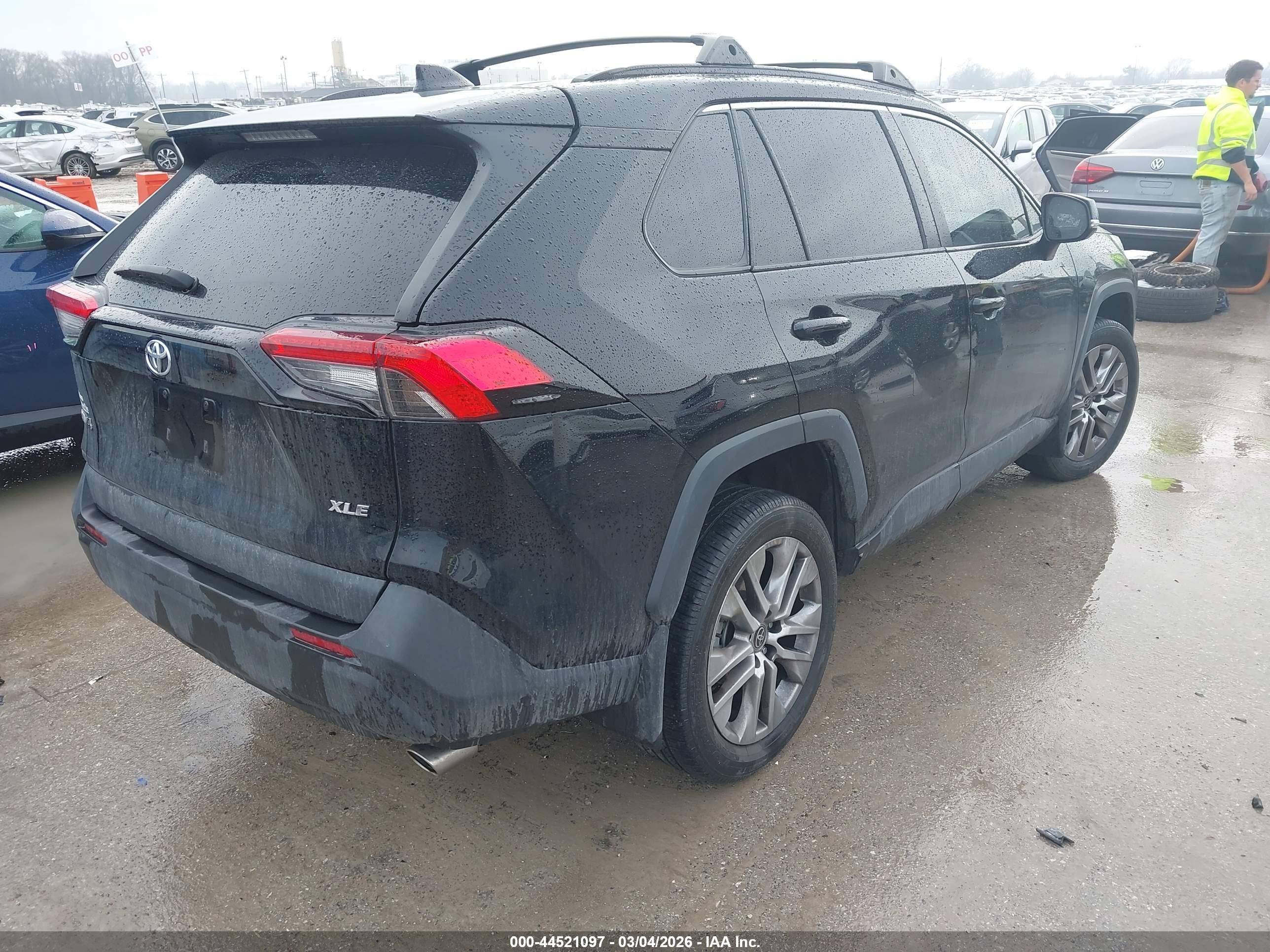 TOYOTA RAV4 image 4