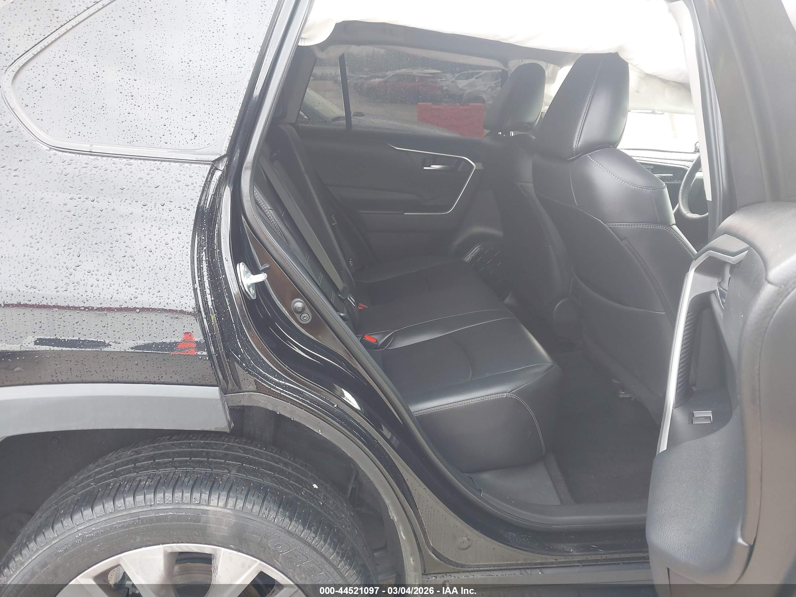 TOYOTA RAV4 image 8
