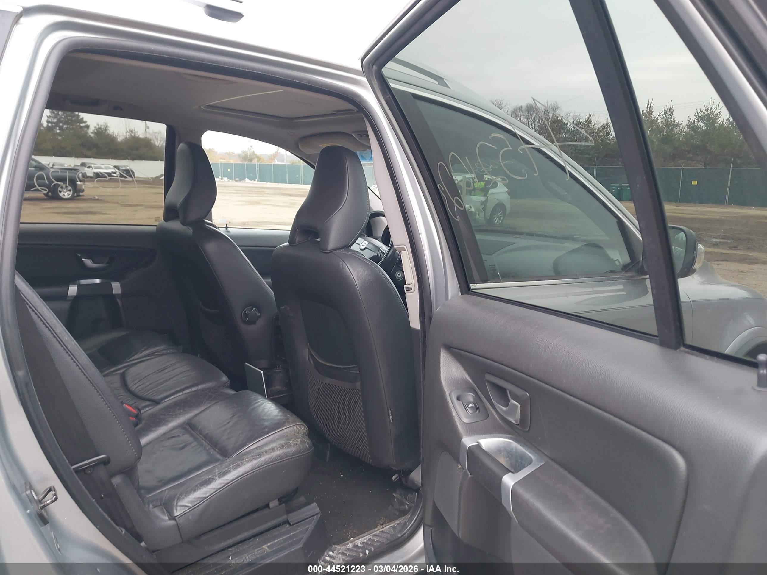 VOLVO XC90 image 8