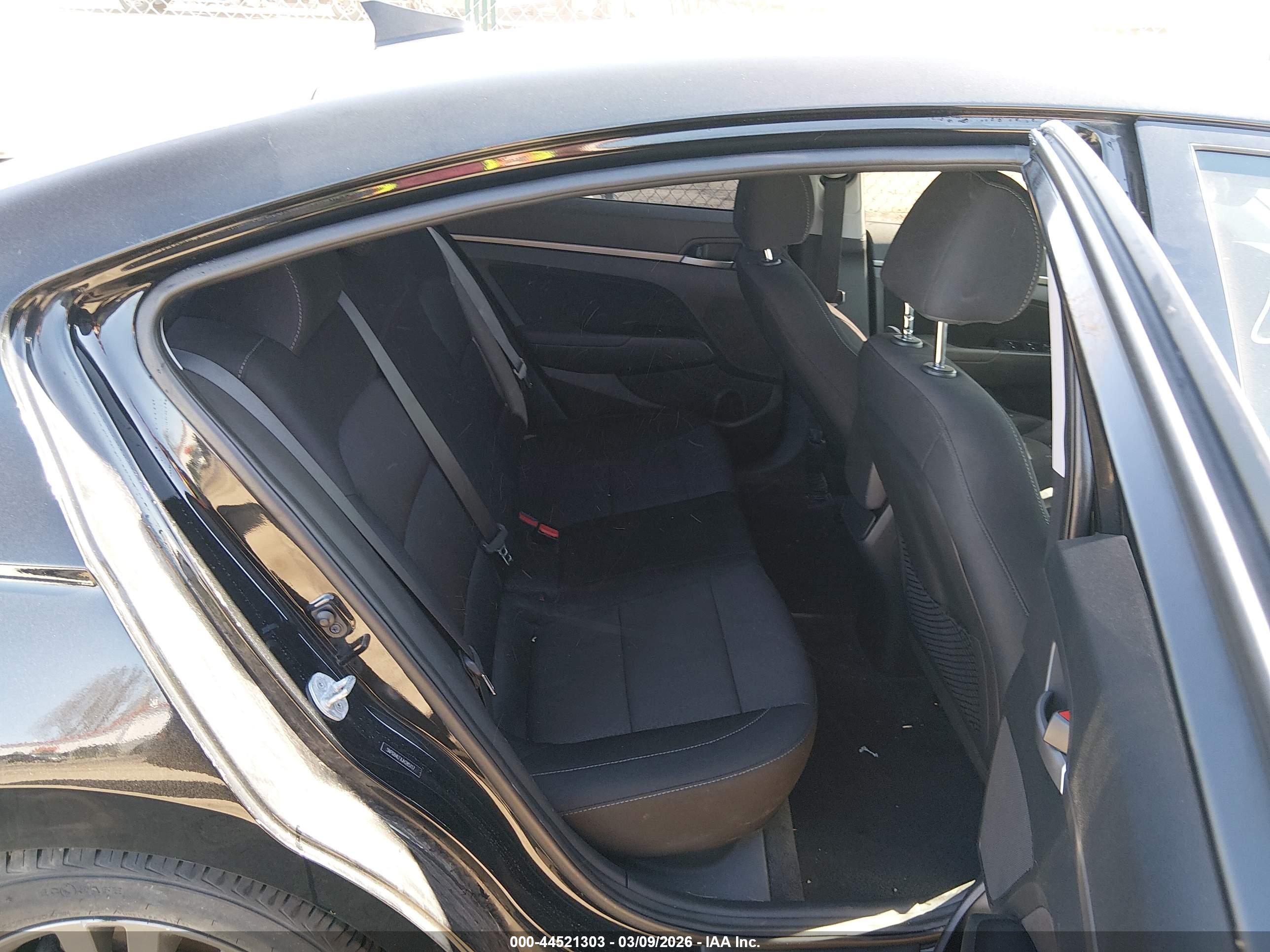 HYUNDAI ELANTRA image 8