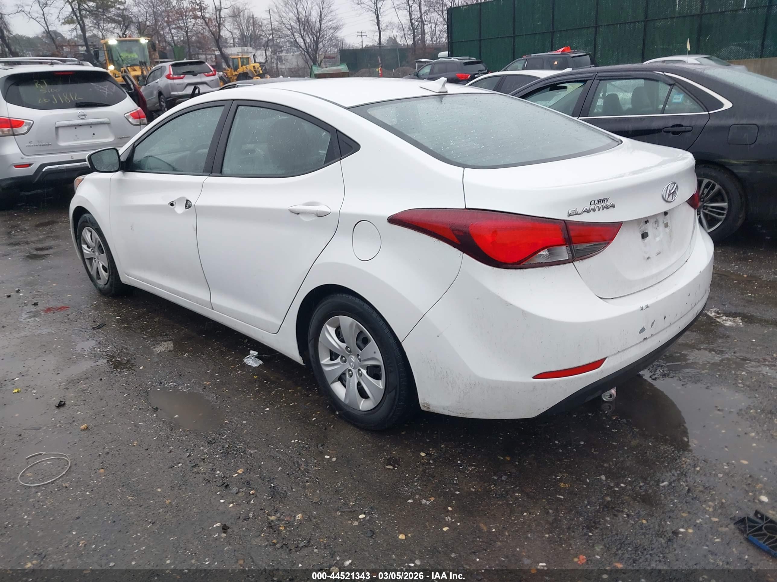 HYUNDAI ELANTRA image 3
