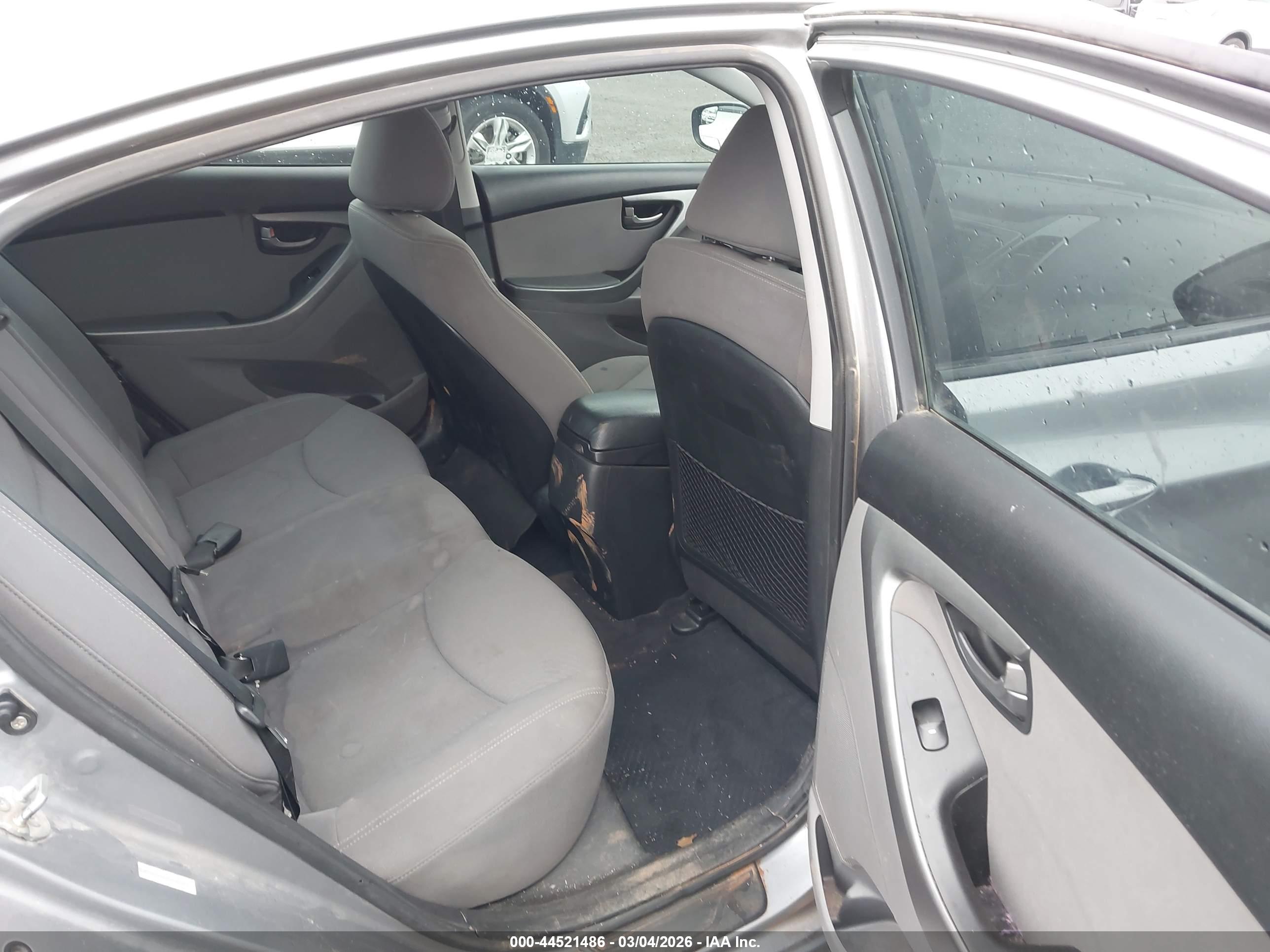HYUNDAI ELANTRA image 8