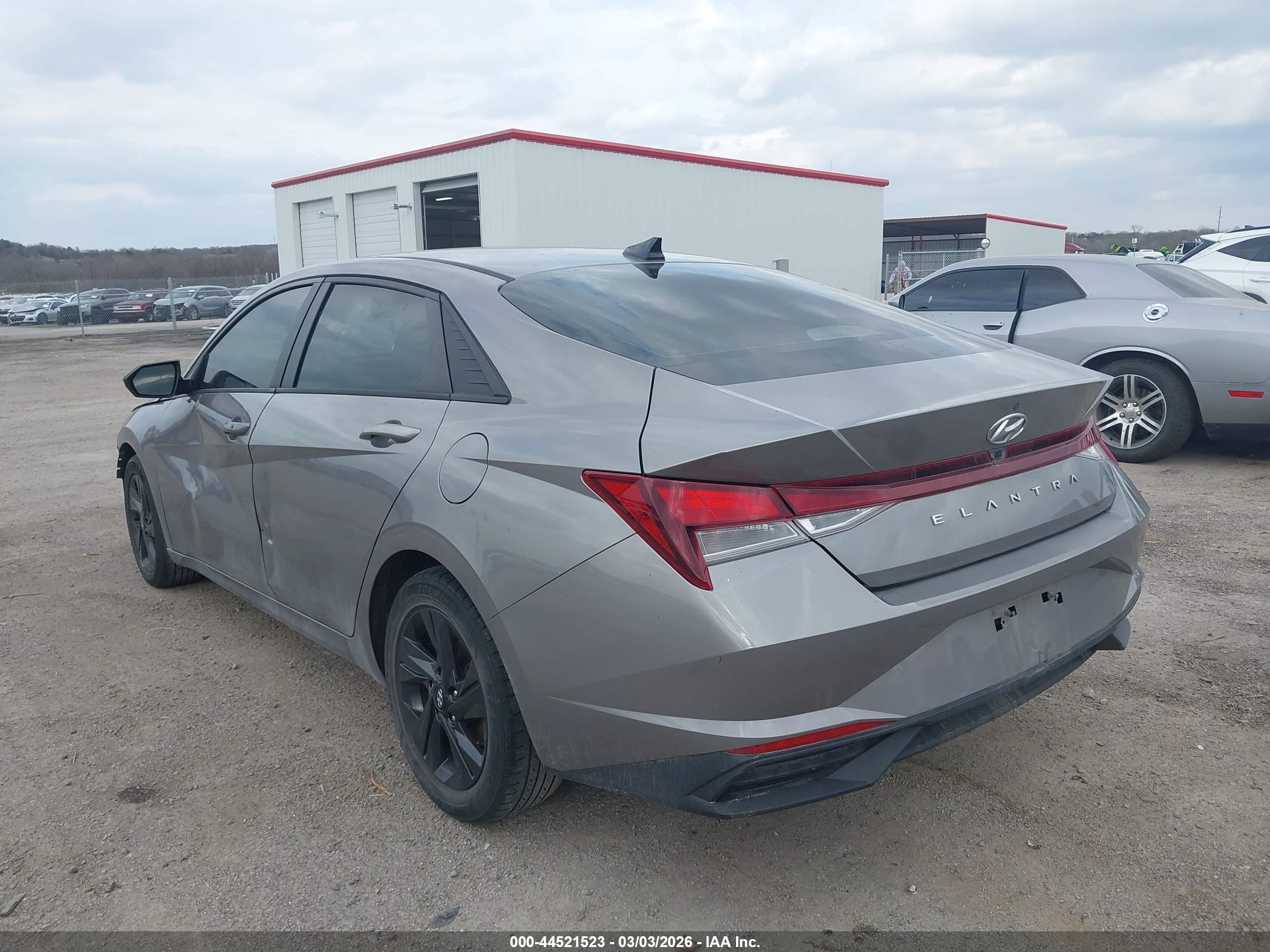 HYUNDAI ELANTRA image 3