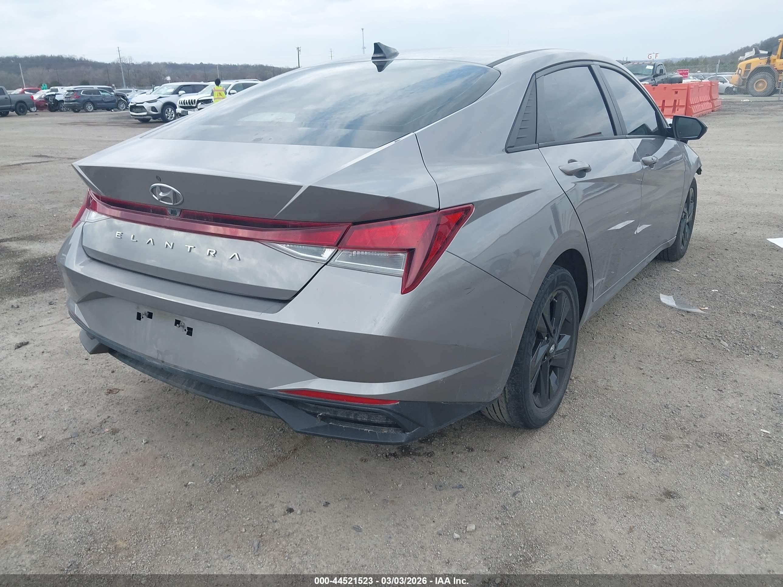 HYUNDAI ELANTRA image 4