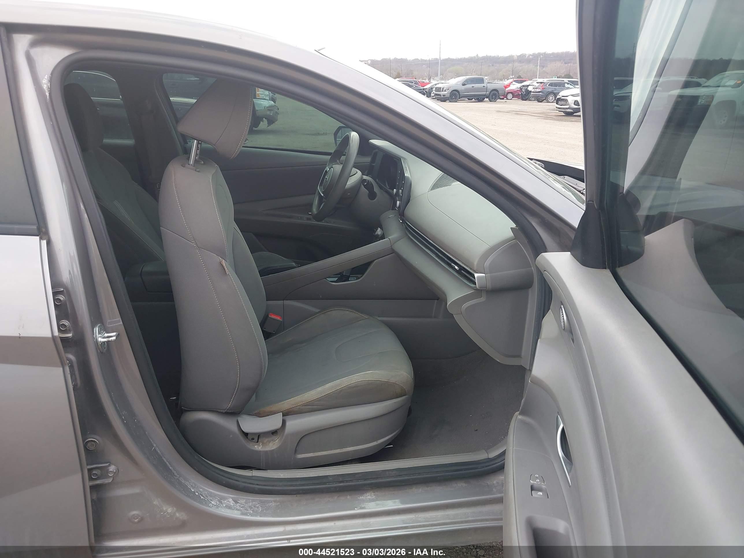 HYUNDAI ELANTRA image 5