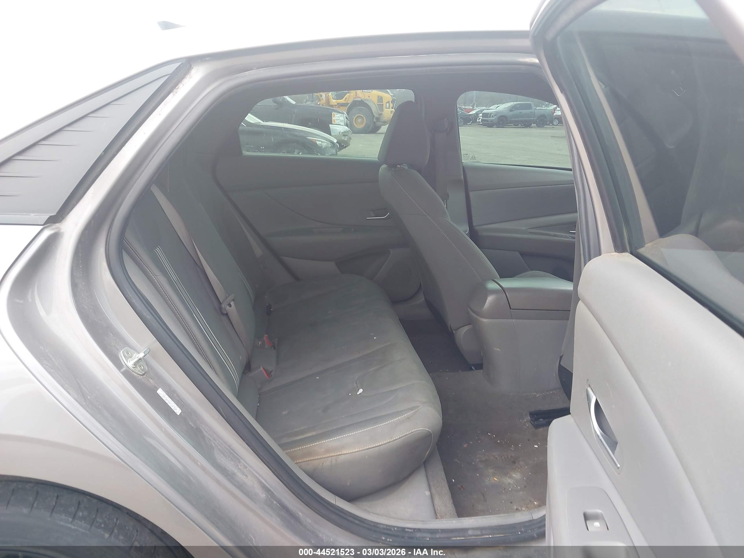 HYUNDAI ELANTRA image 8