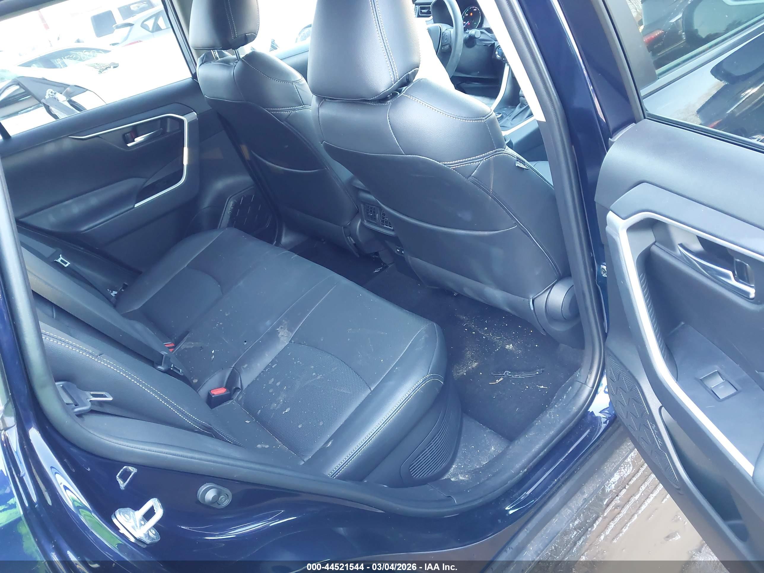 TOYOTA RAV4 image 8