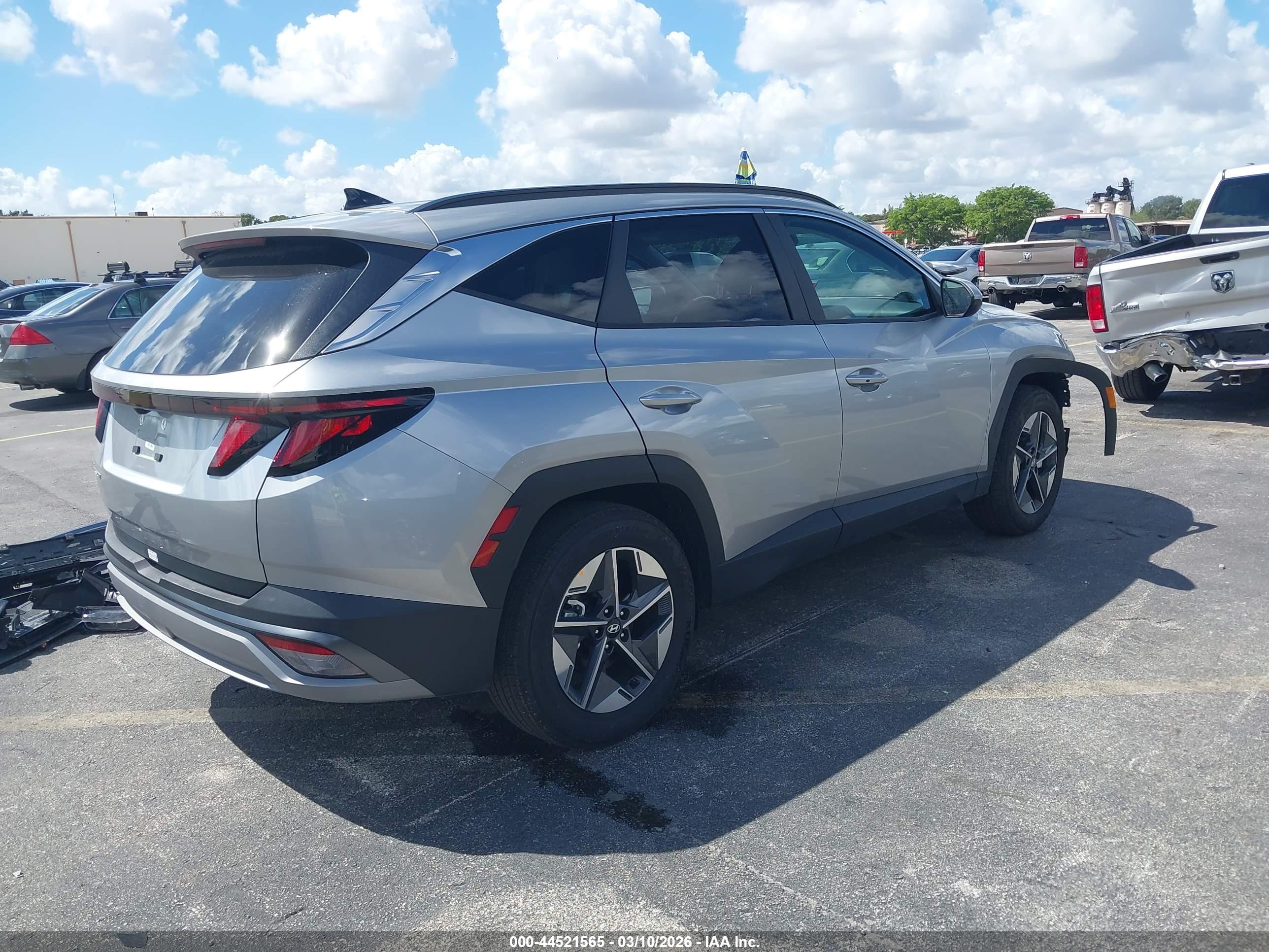 HYUNDAI TUCSON image 4