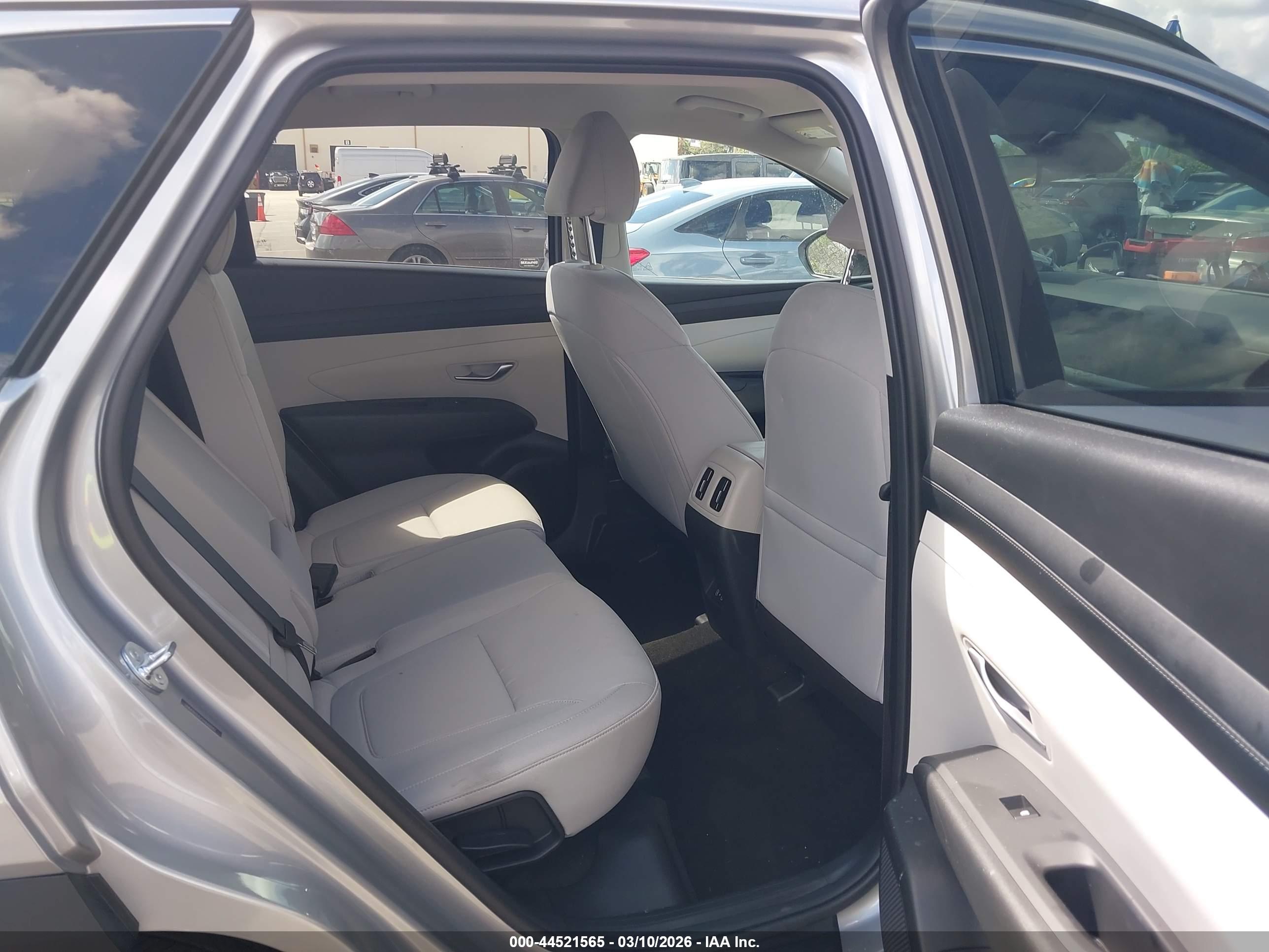 HYUNDAI TUCSON image 8