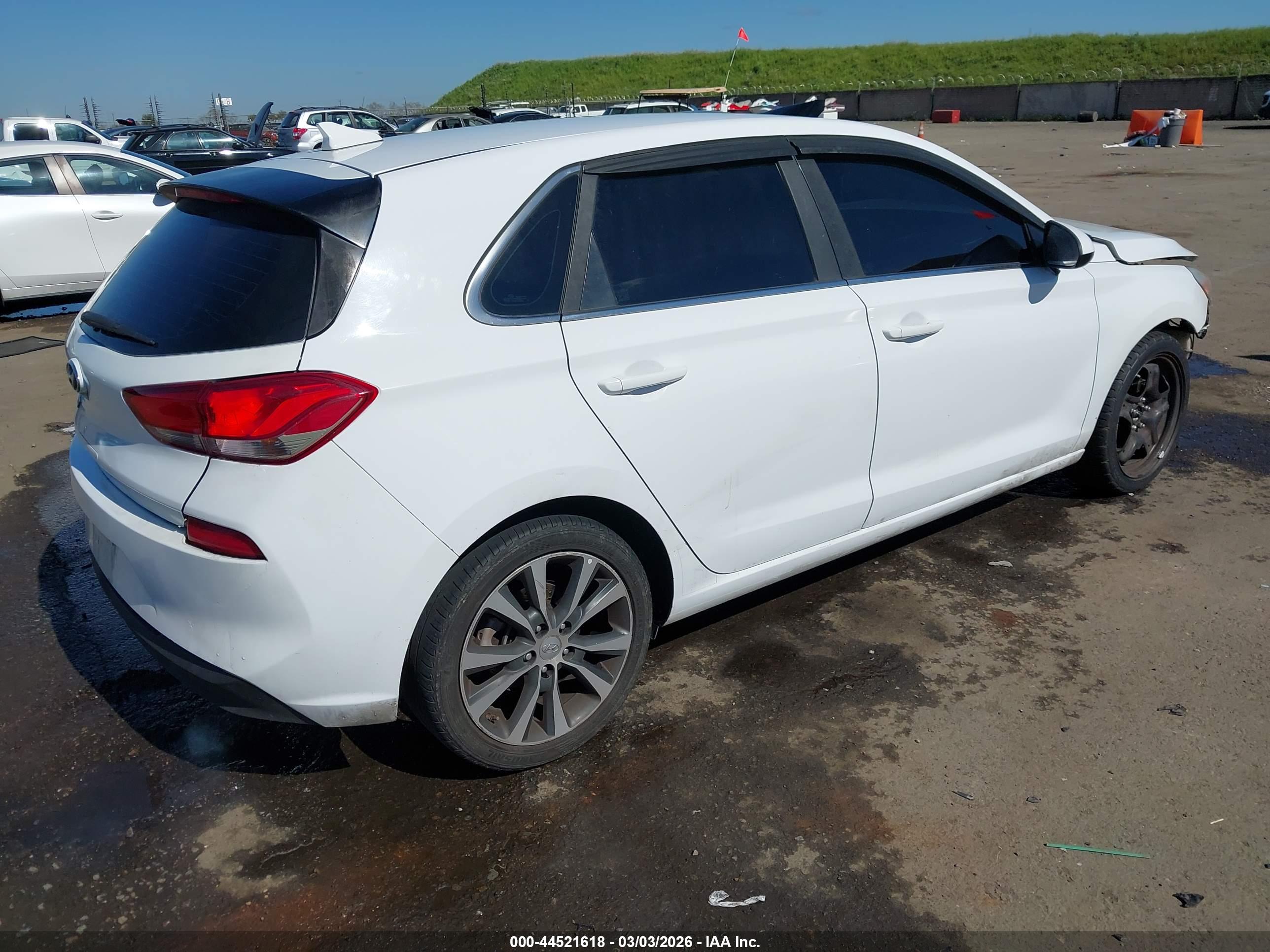 HYUNDAI ELANTRA image 4