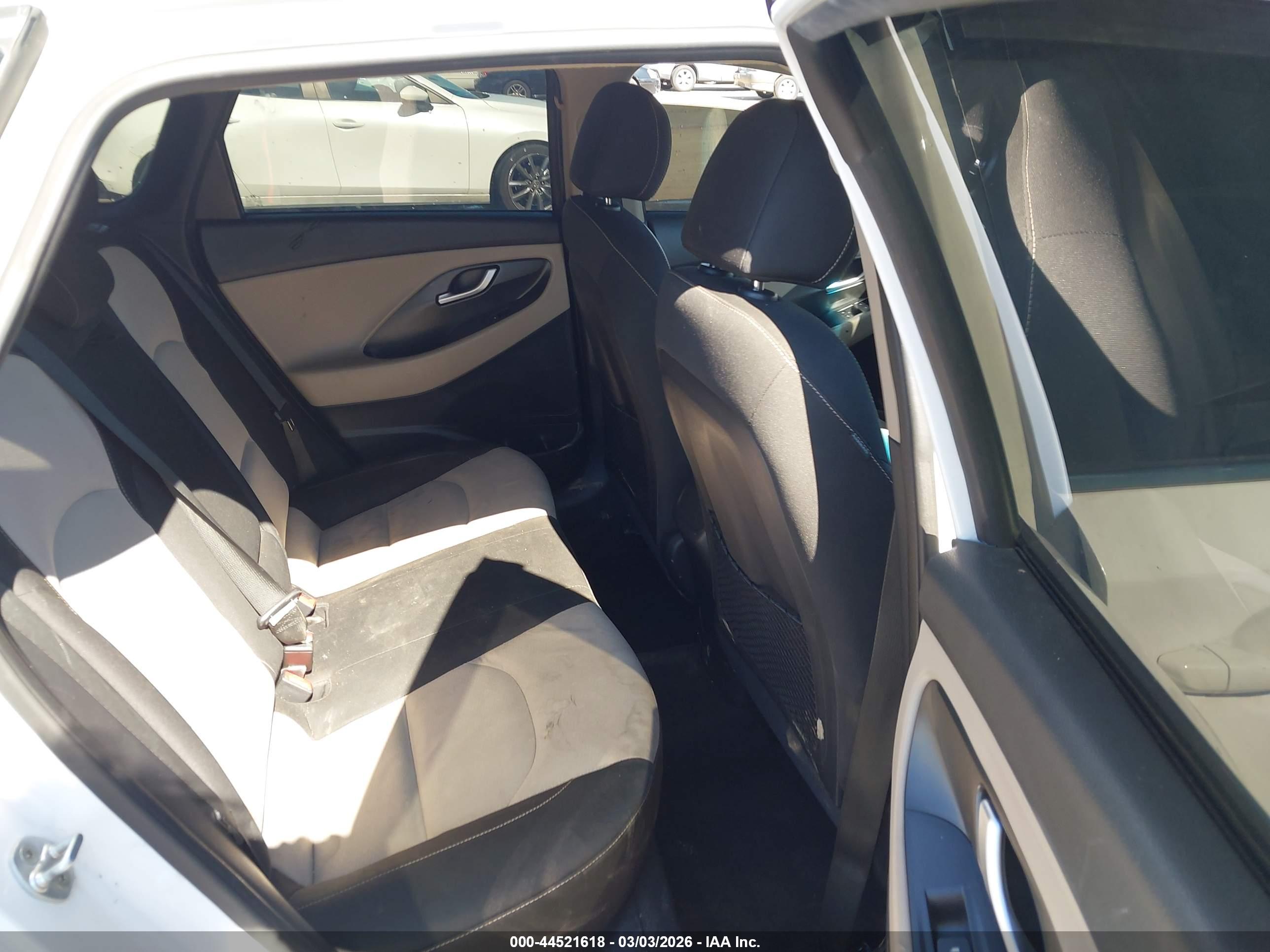 HYUNDAI ELANTRA image 8