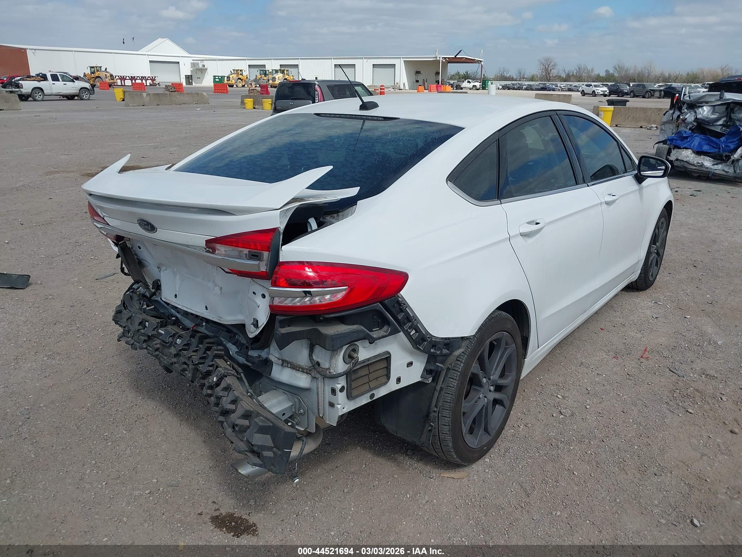 FORD FUSION image 4