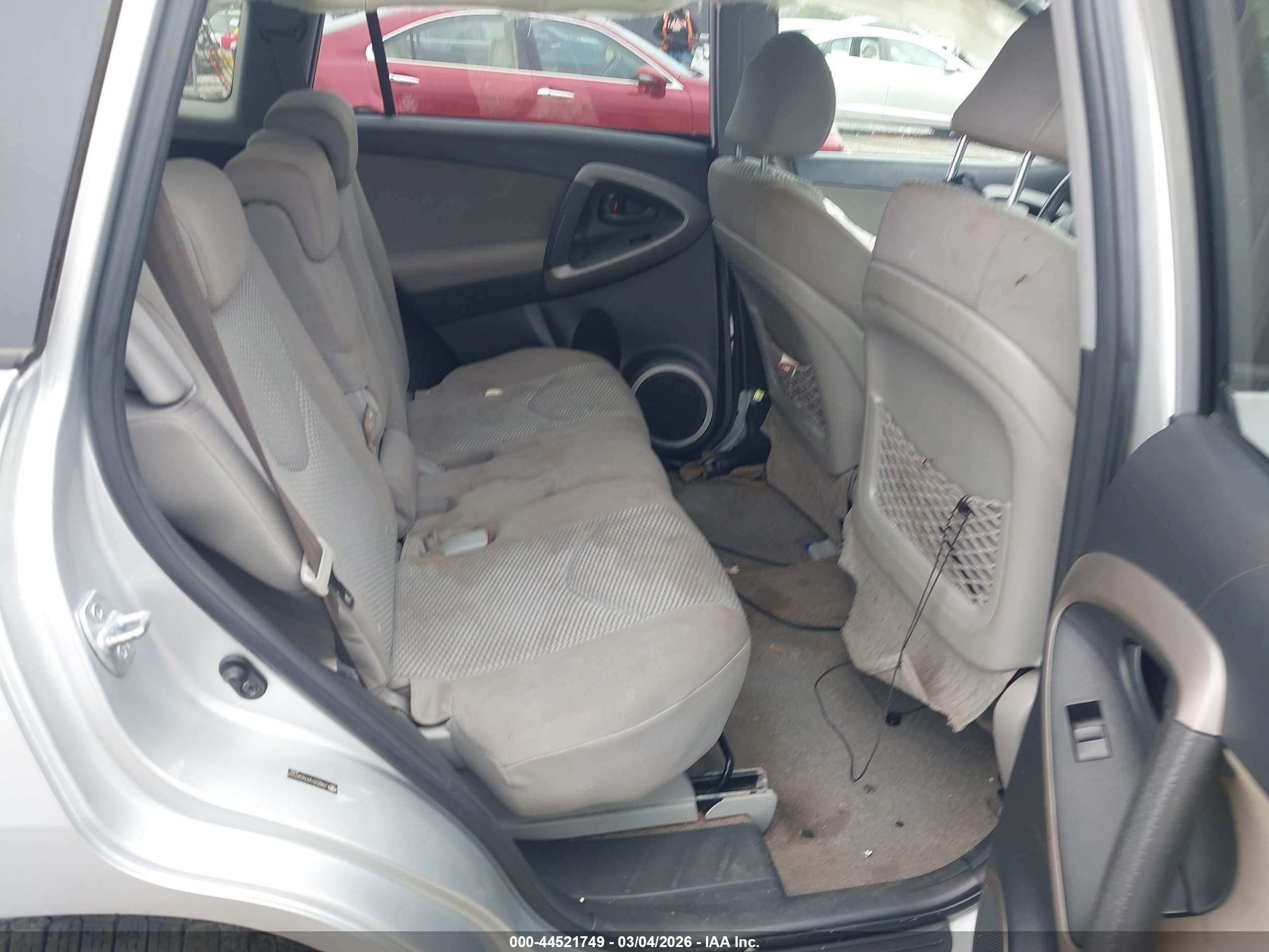TOYOTA RAV4 image 8
