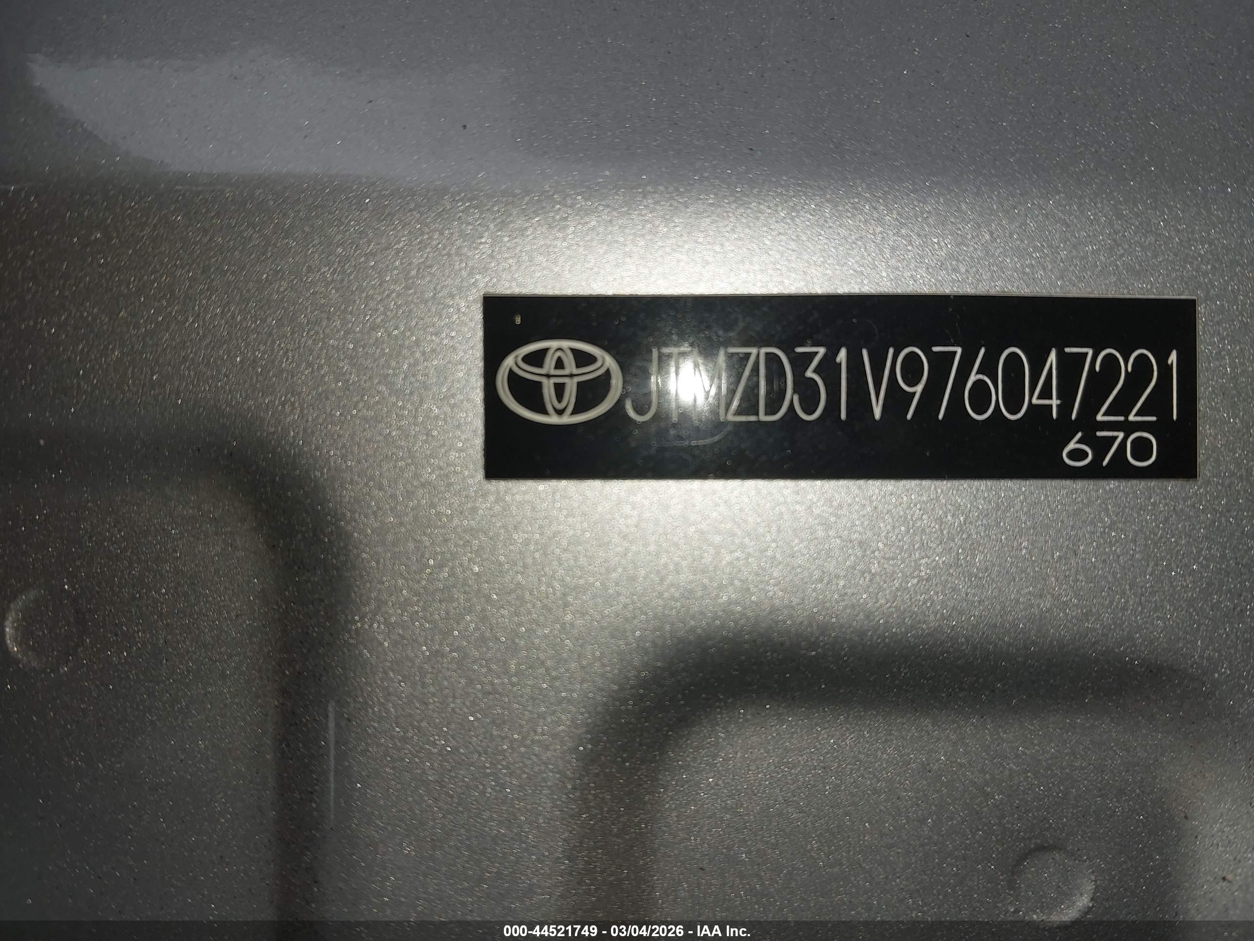 TOYOTA RAV4 image 9