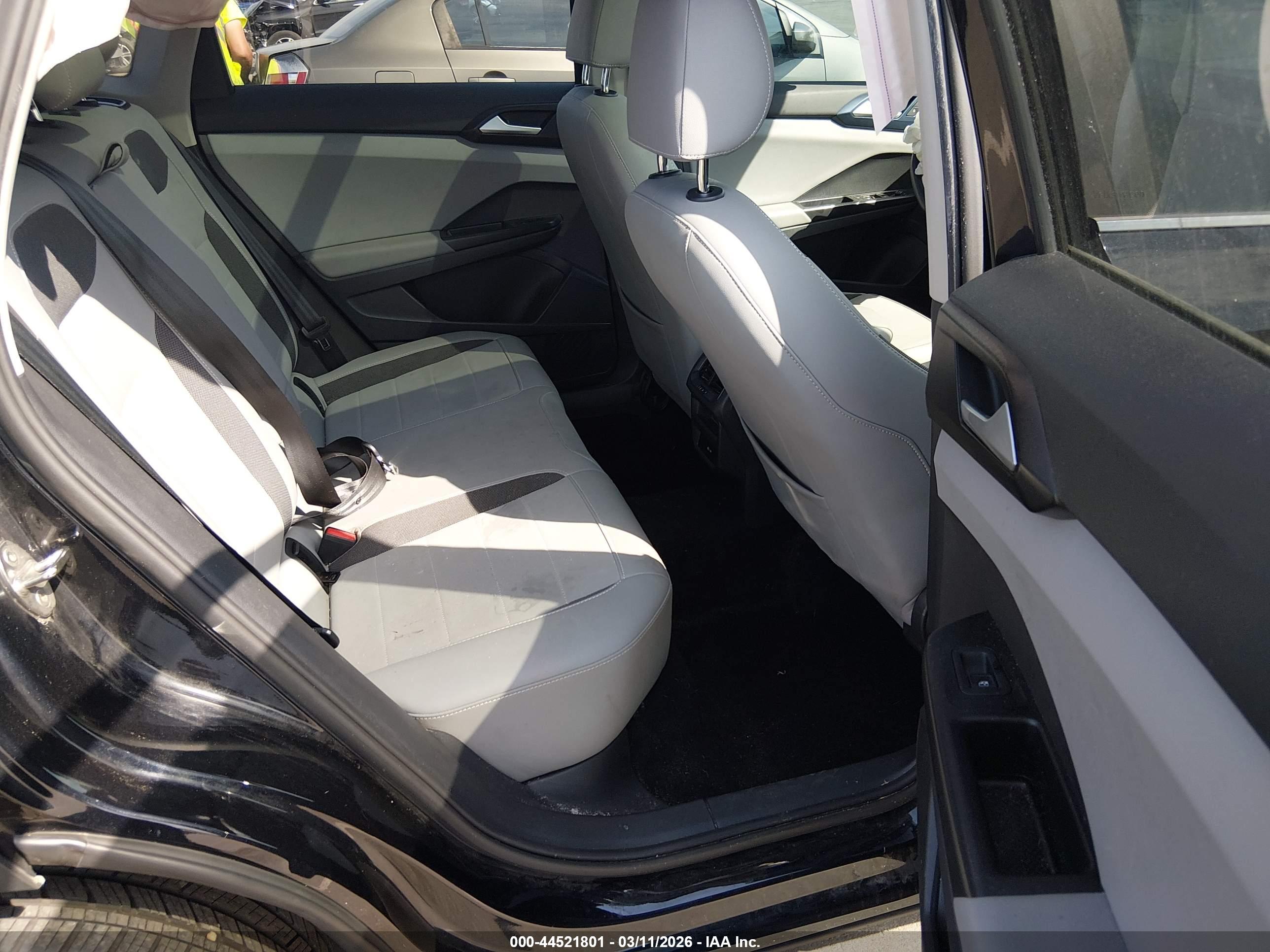 VOLKSWAGEN TAOS image 8