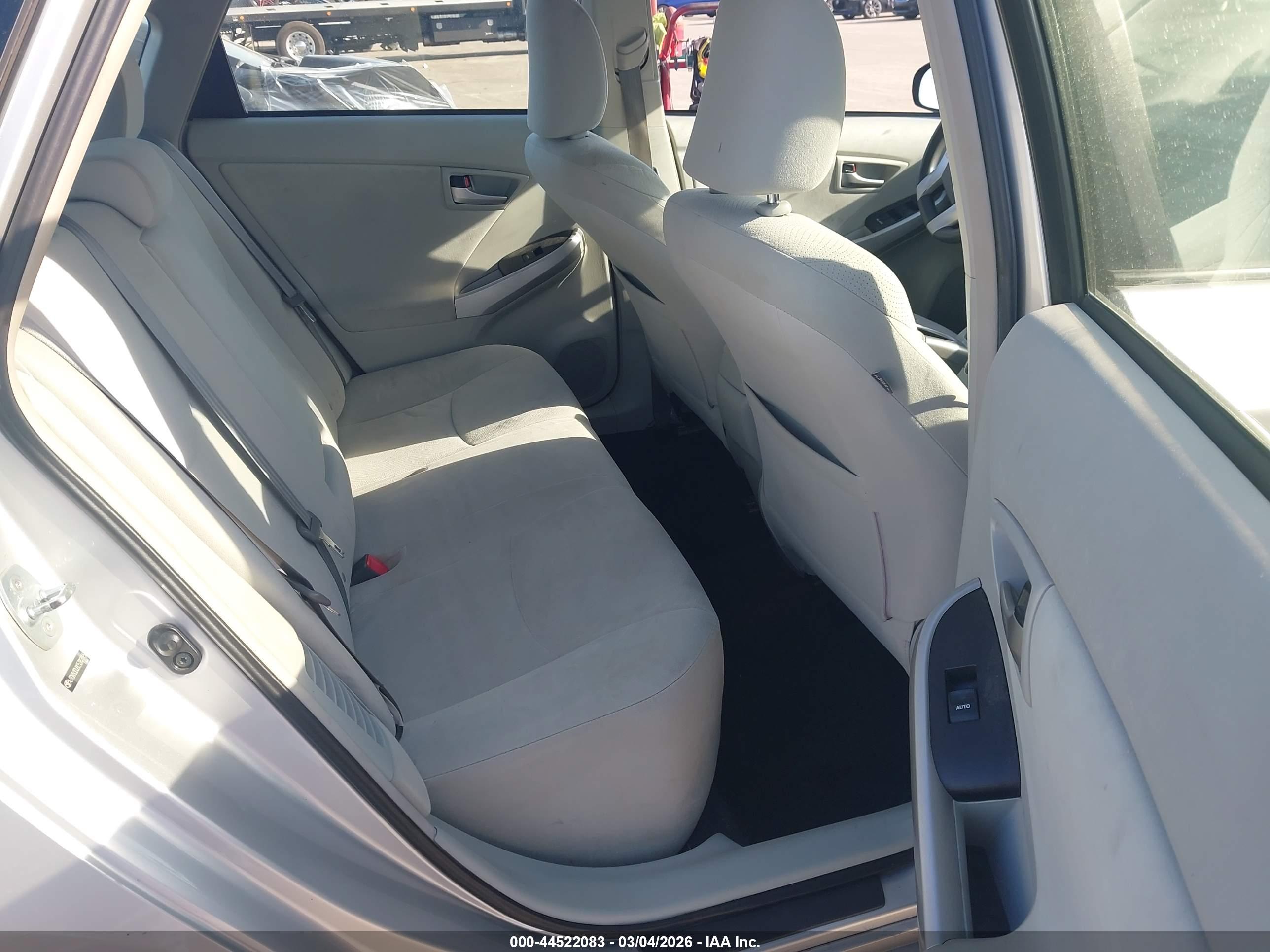 TOYOTA PRIUS image 8