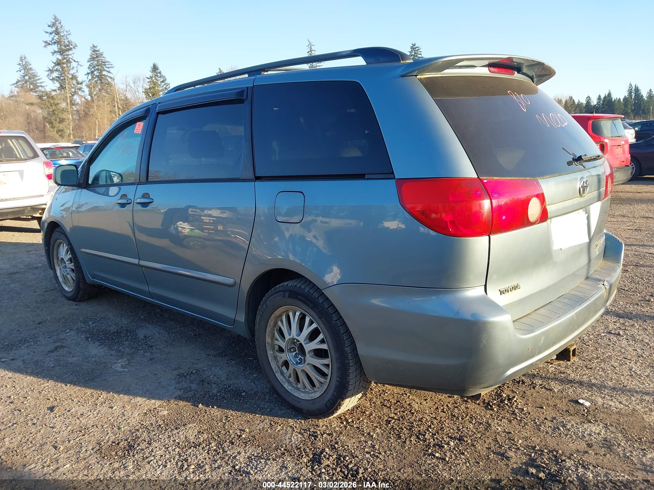 TOYOTA SIENNA image 3