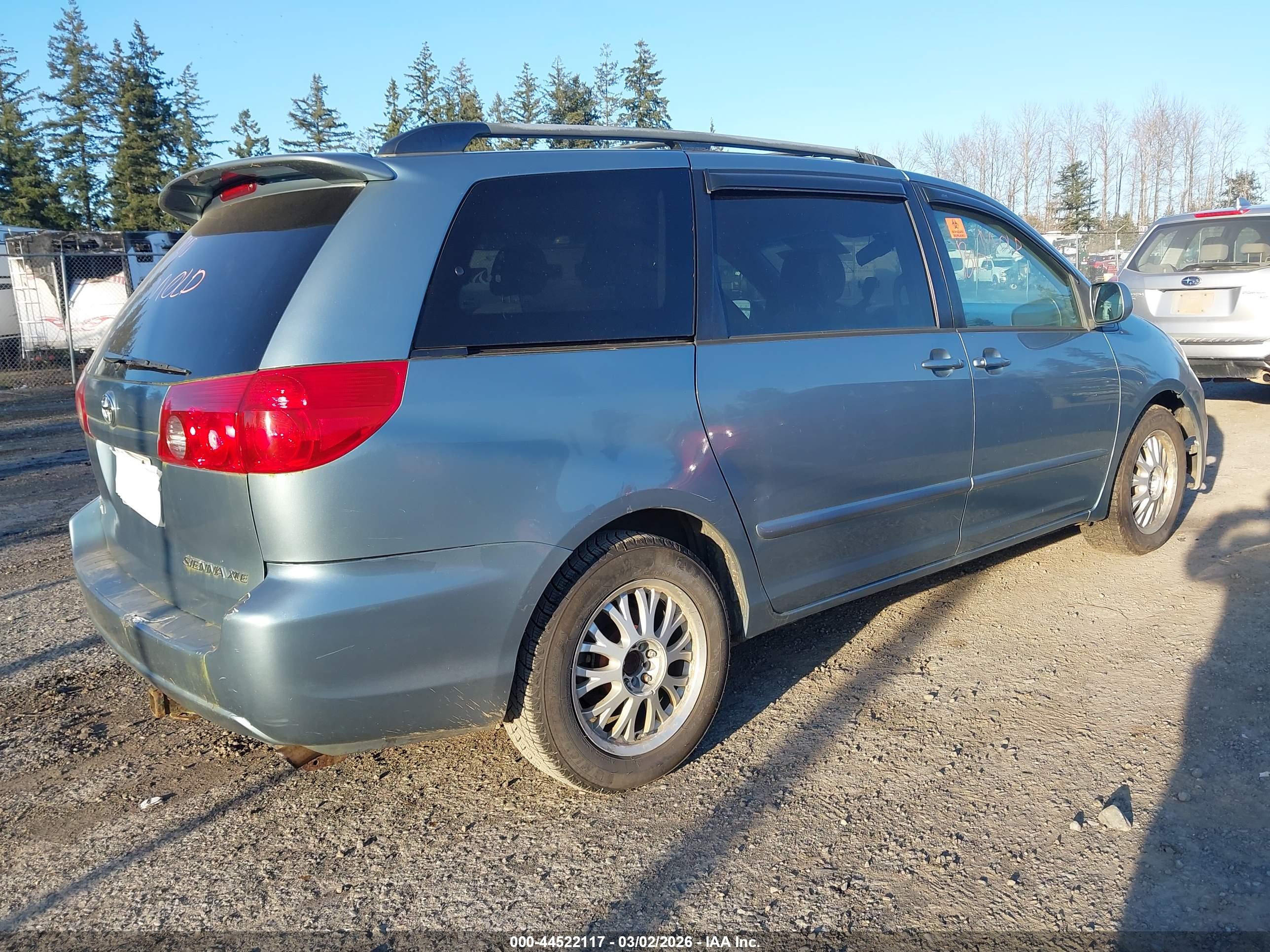 TOYOTA SIENNA image 4