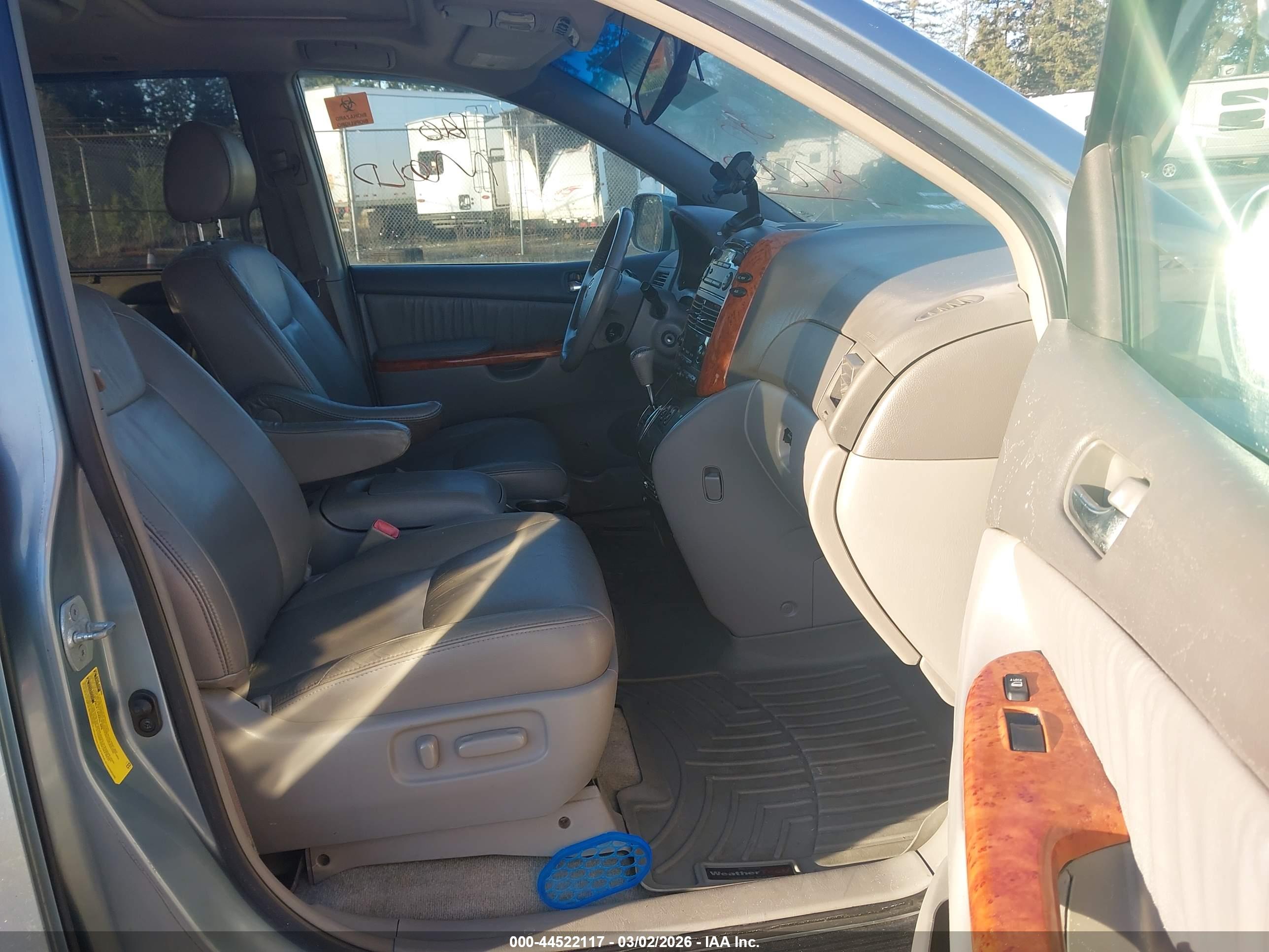 TOYOTA SIENNA image 5