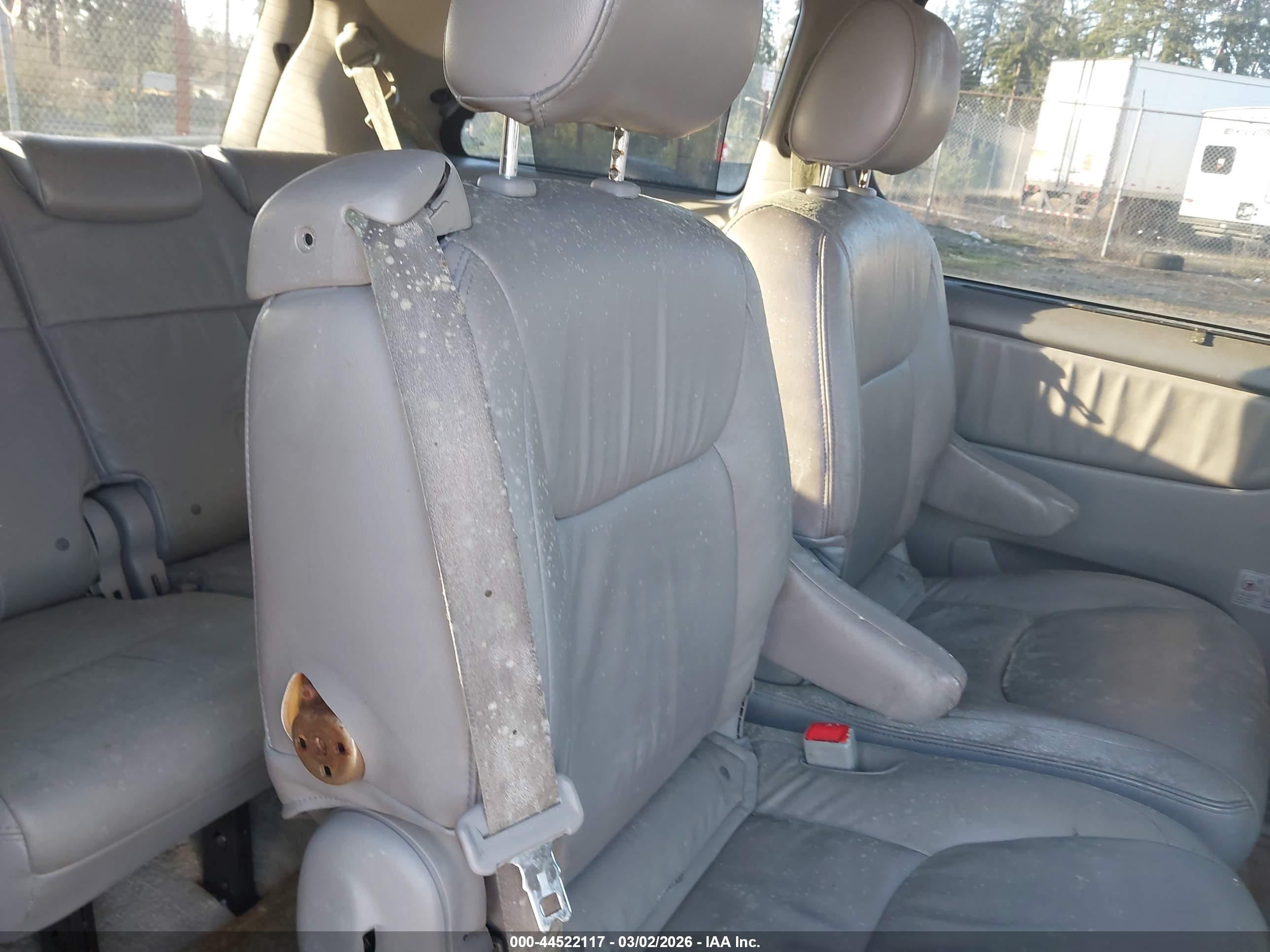 TOYOTA SIENNA image 6