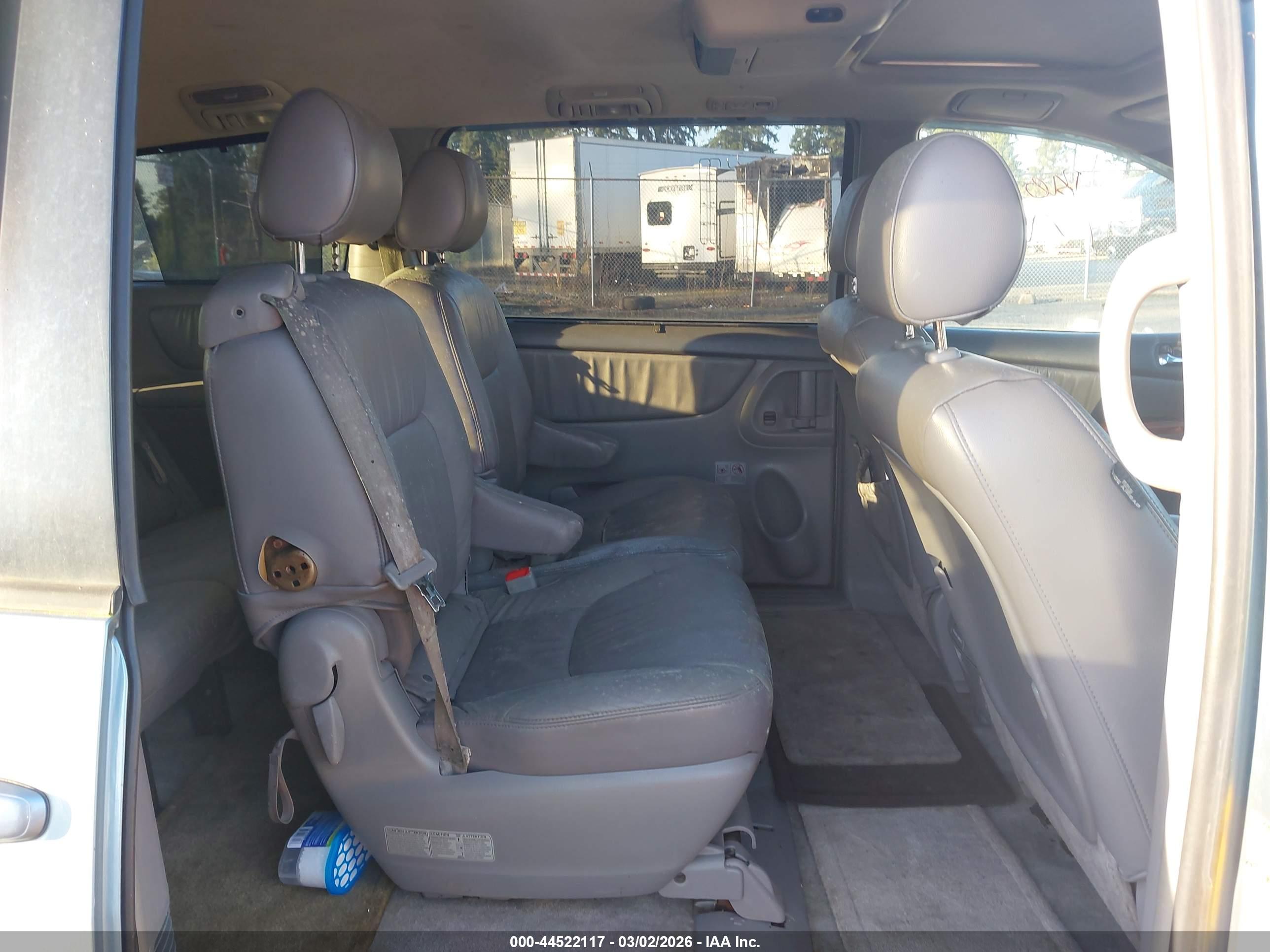 TOYOTA SIENNA image 8