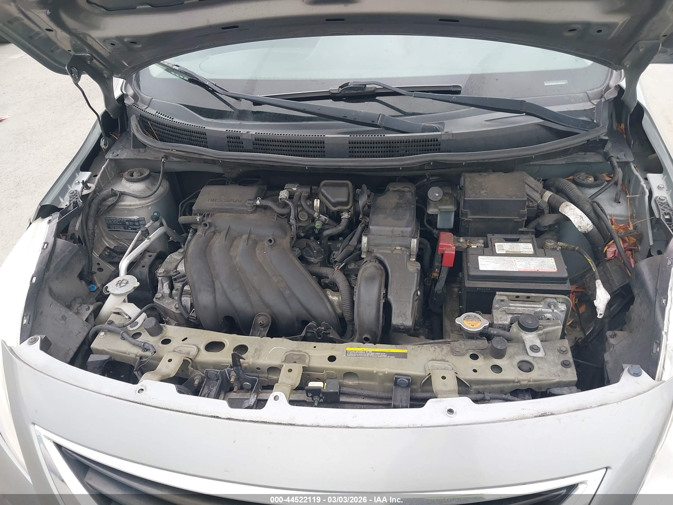 NISSAN VERSA image 10