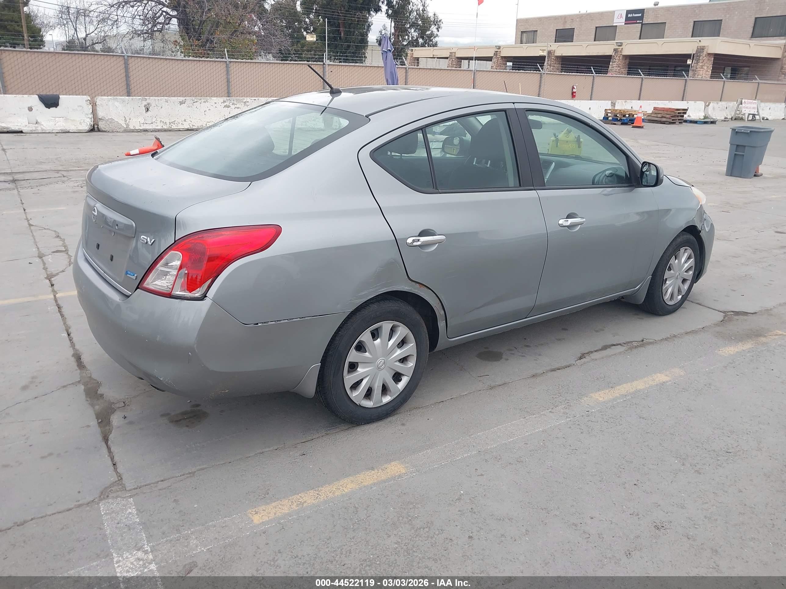 NISSAN VERSA image 4