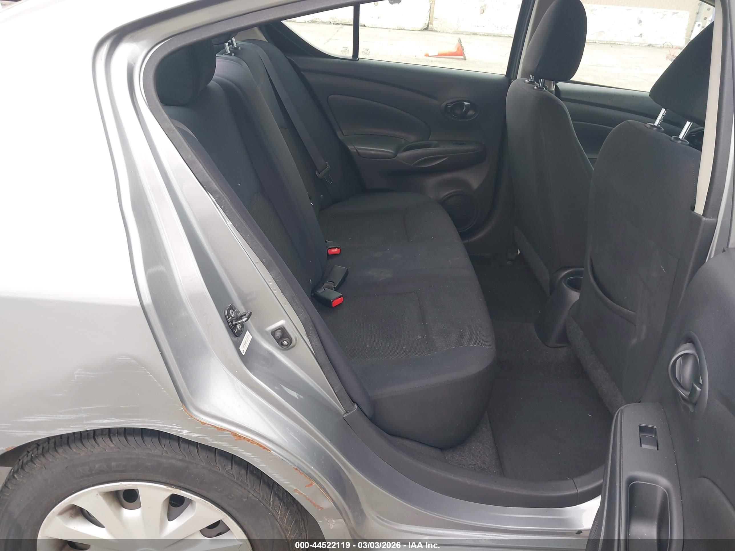 NISSAN VERSA image 8