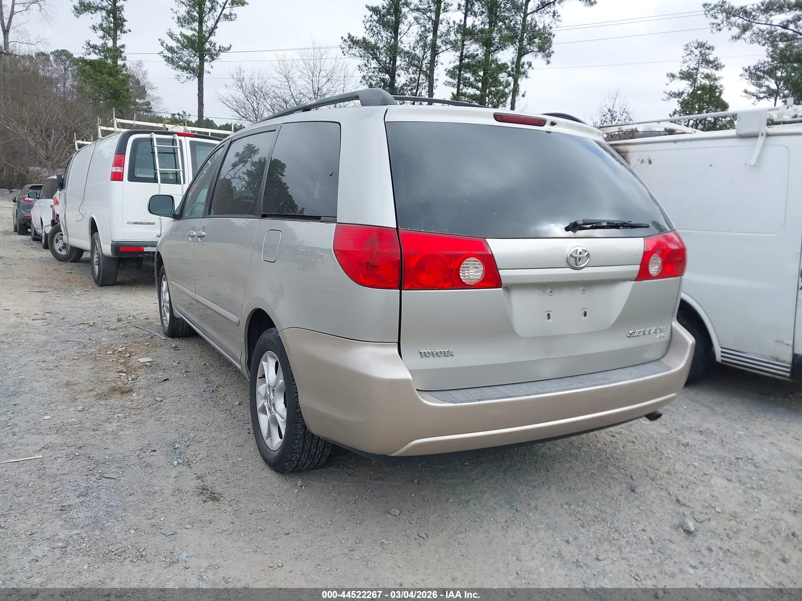 TOYOTA SIENNA image 3