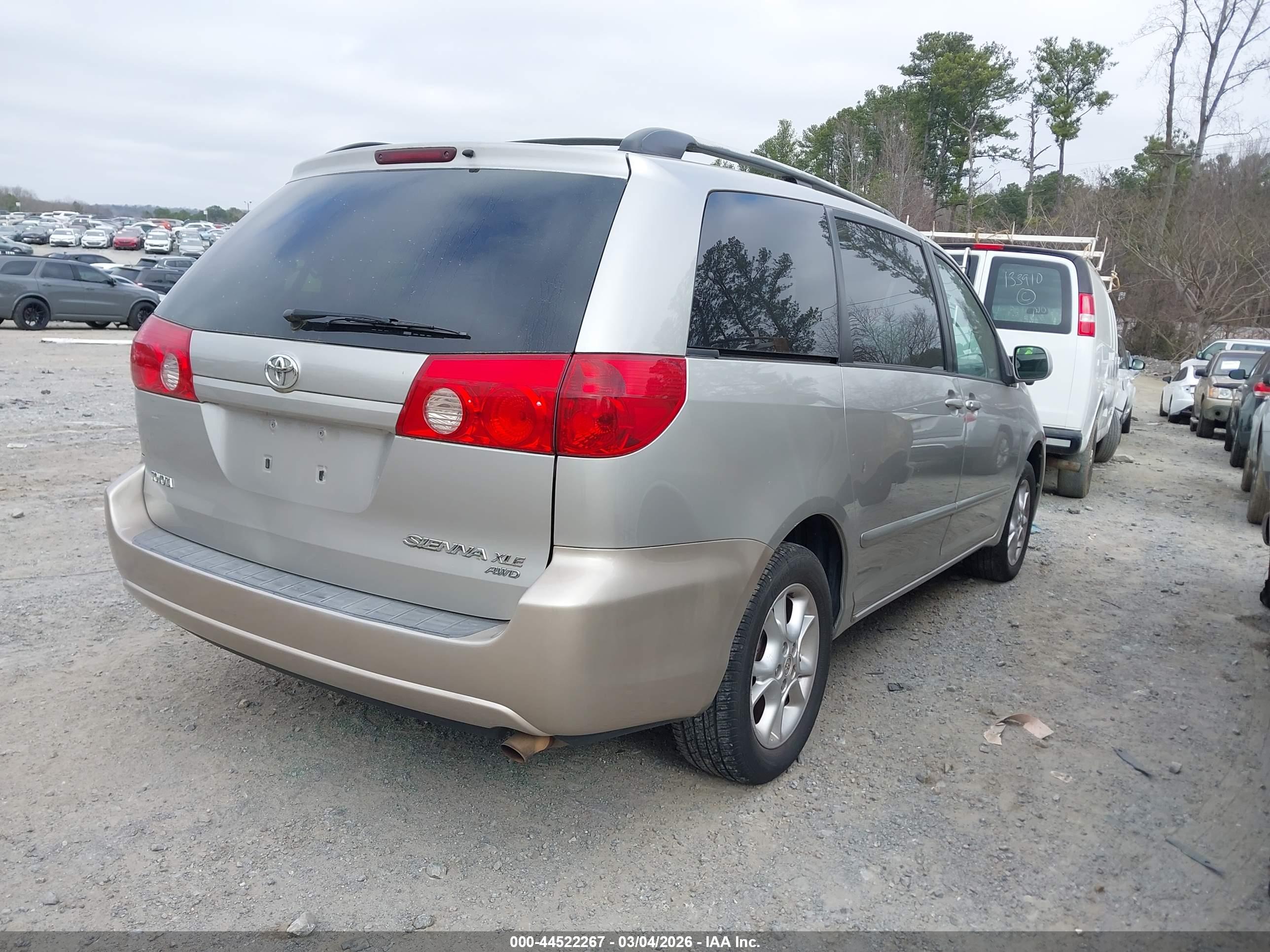 TOYOTA SIENNA image 4