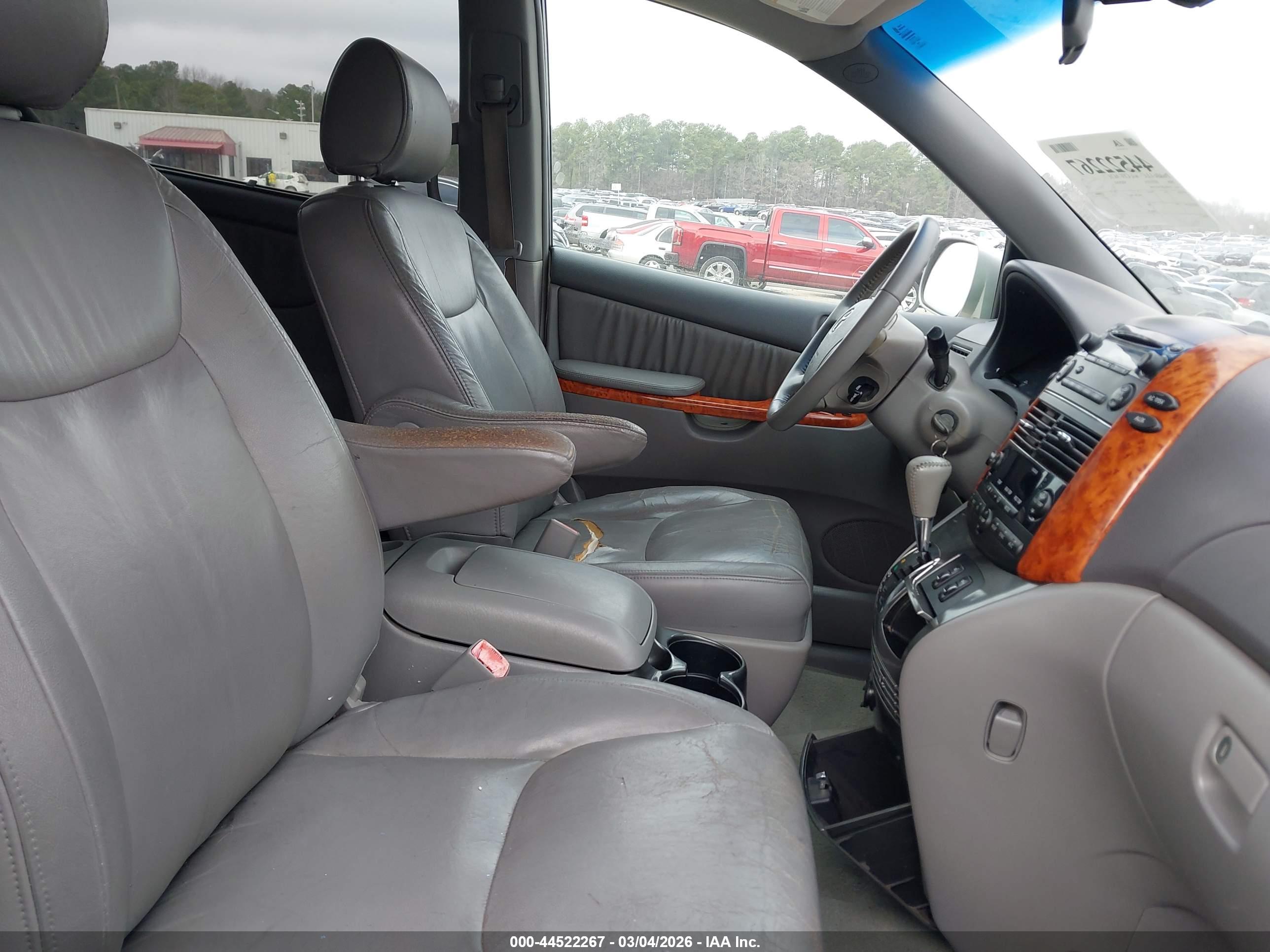 TOYOTA SIENNA image 5