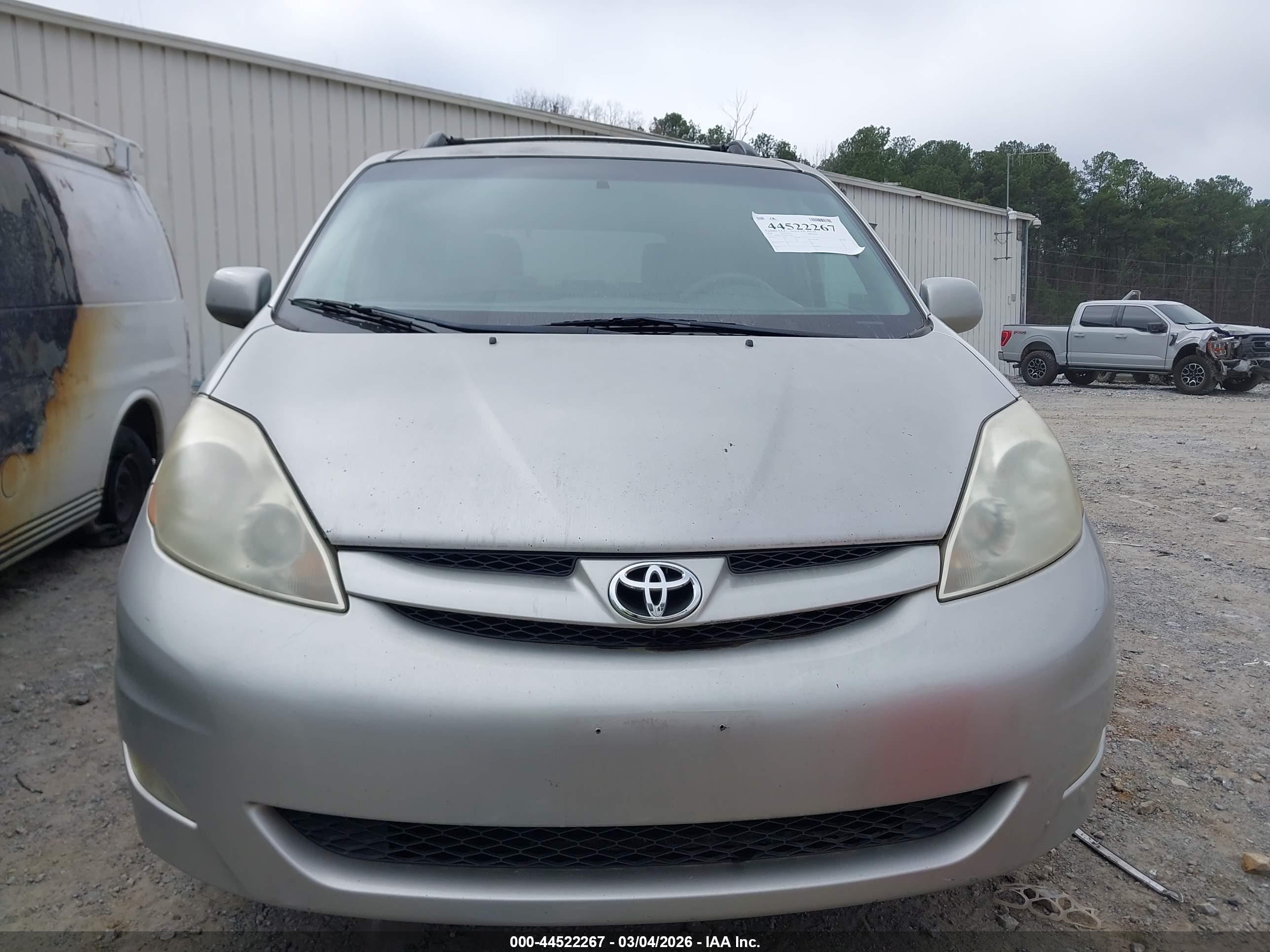TOYOTA SIENNA image 6