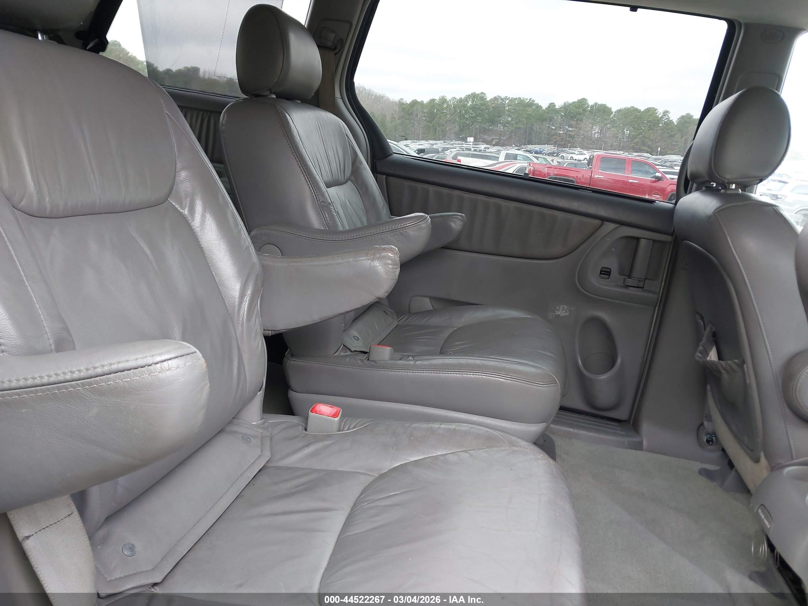 TOYOTA SIENNA image 8