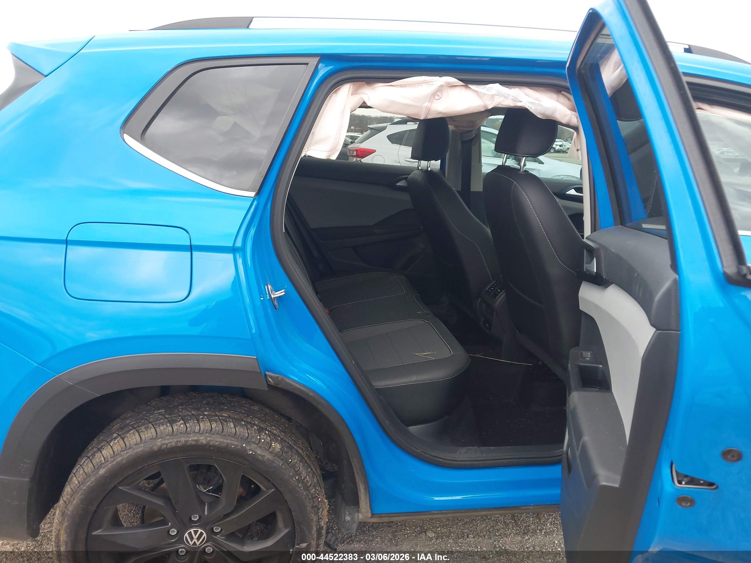 VOLKSWAGEN TAOS image 8