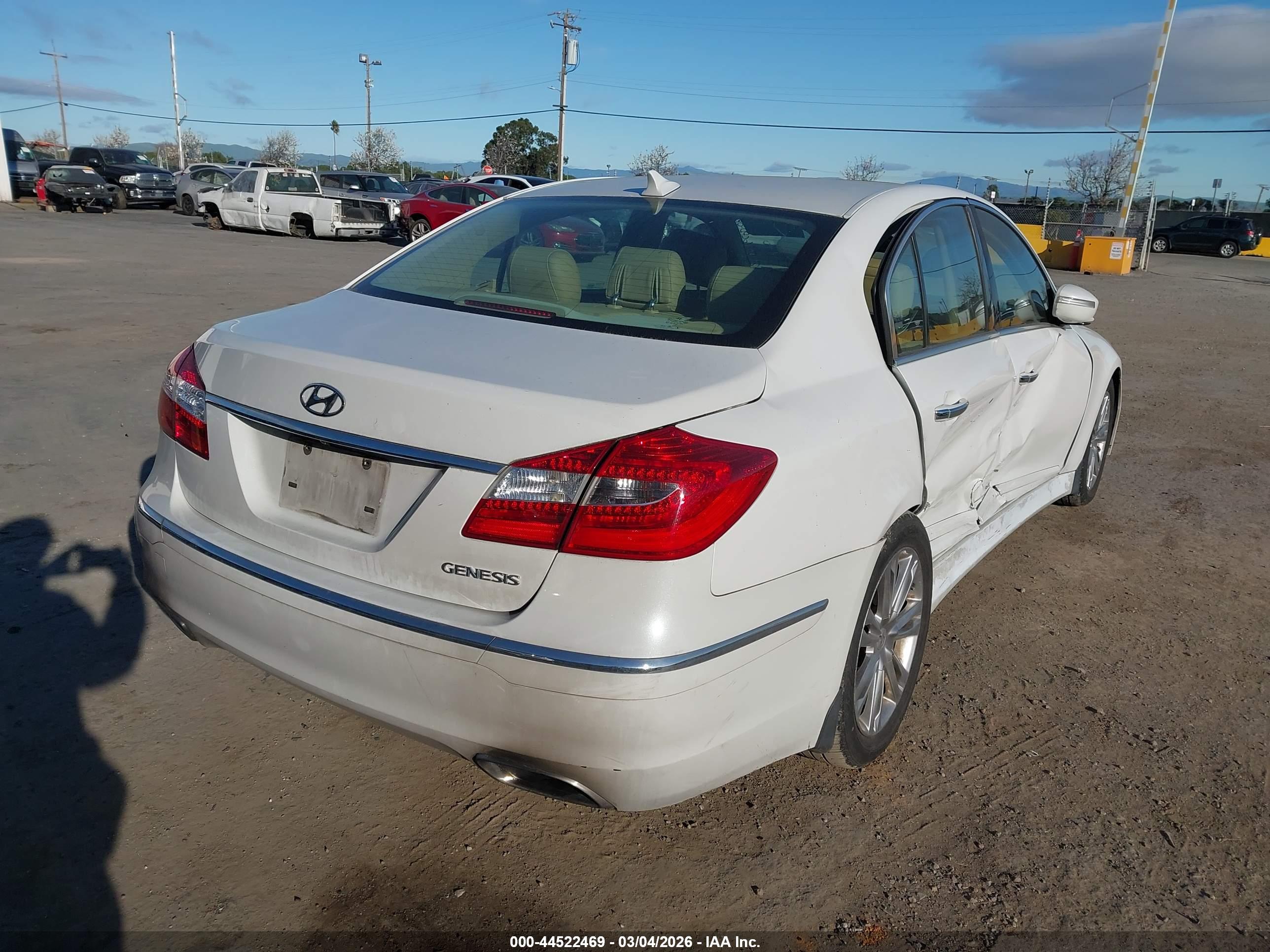 HYUNDAI GENESIS image 4