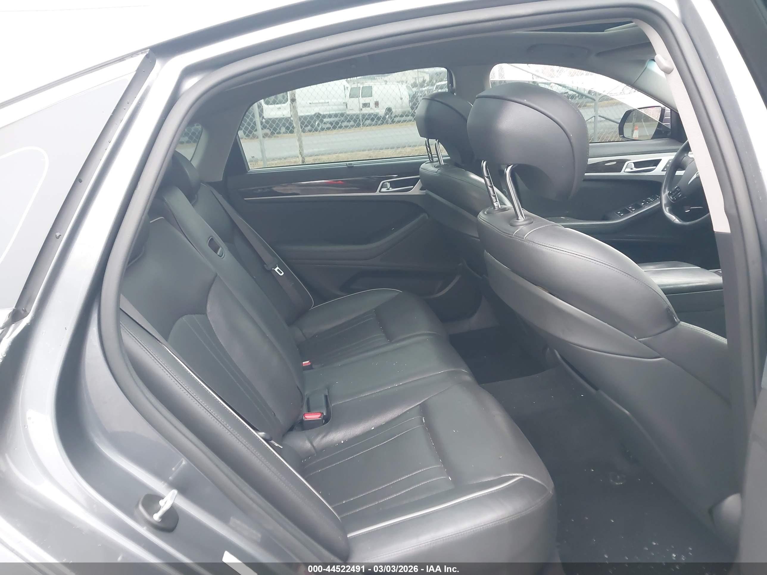 HYUNDAI GENESIS image 8