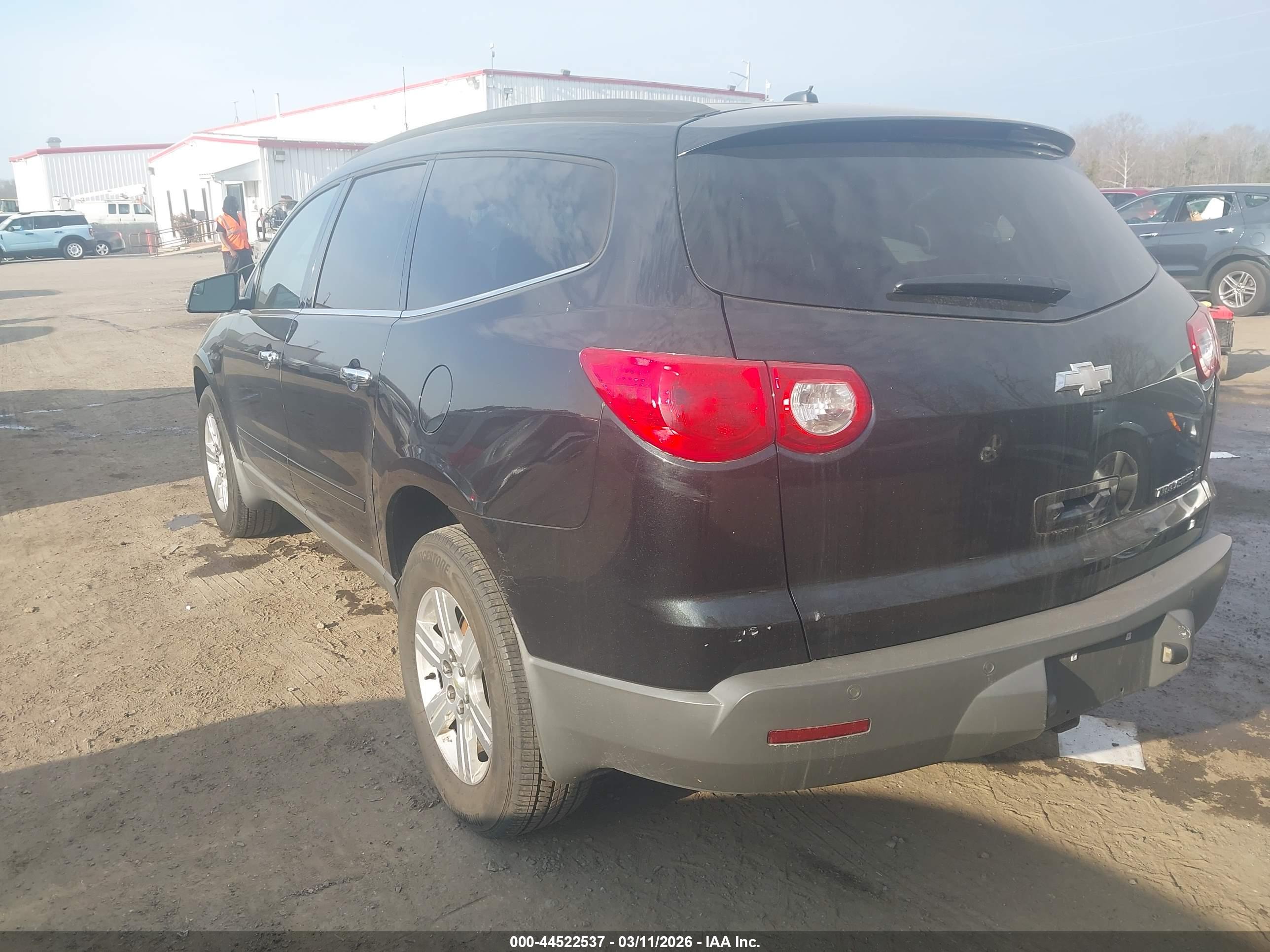 CHEVROLET TRAVERSE image 3