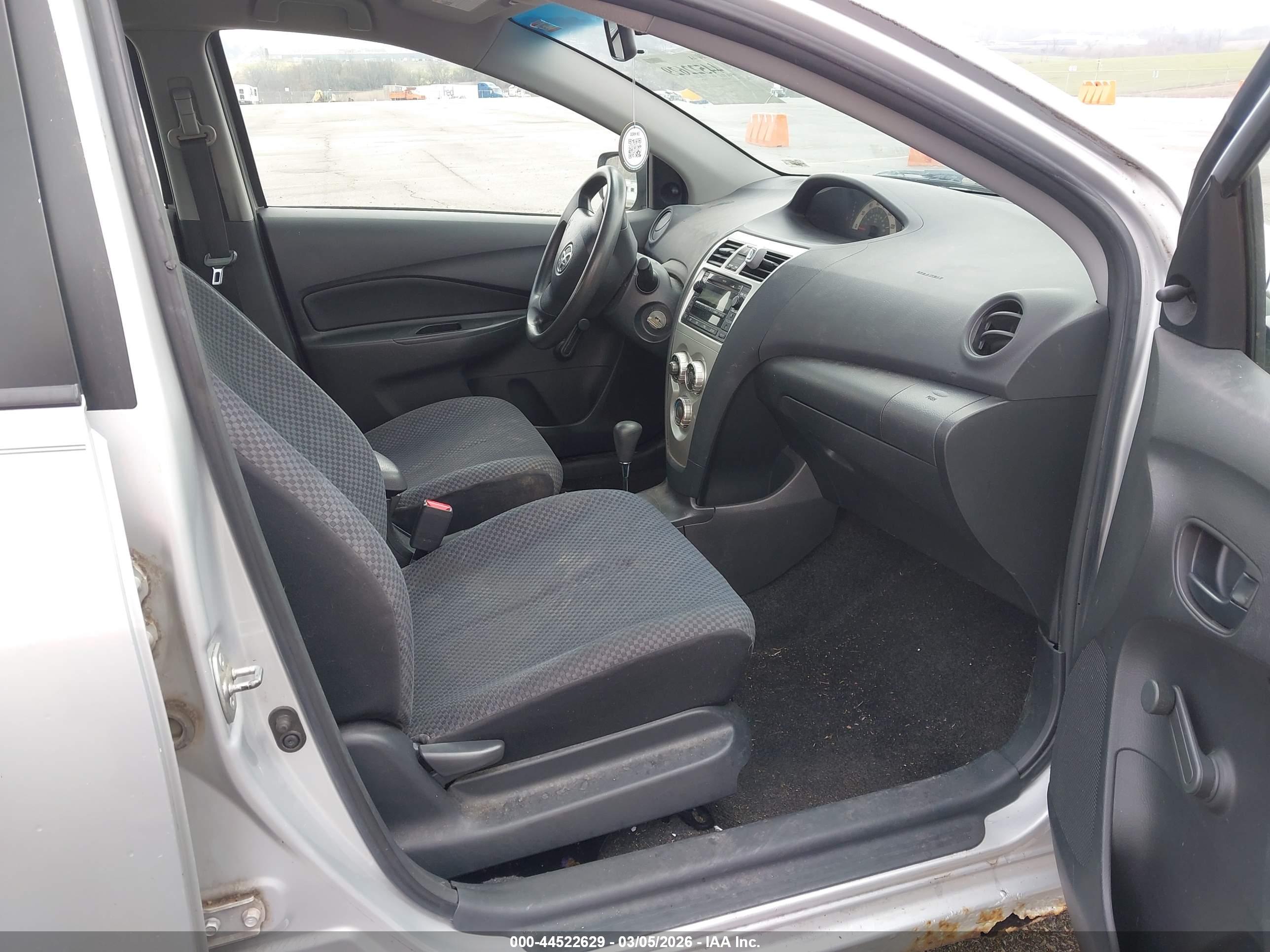 TOYOTA YARIS image 5