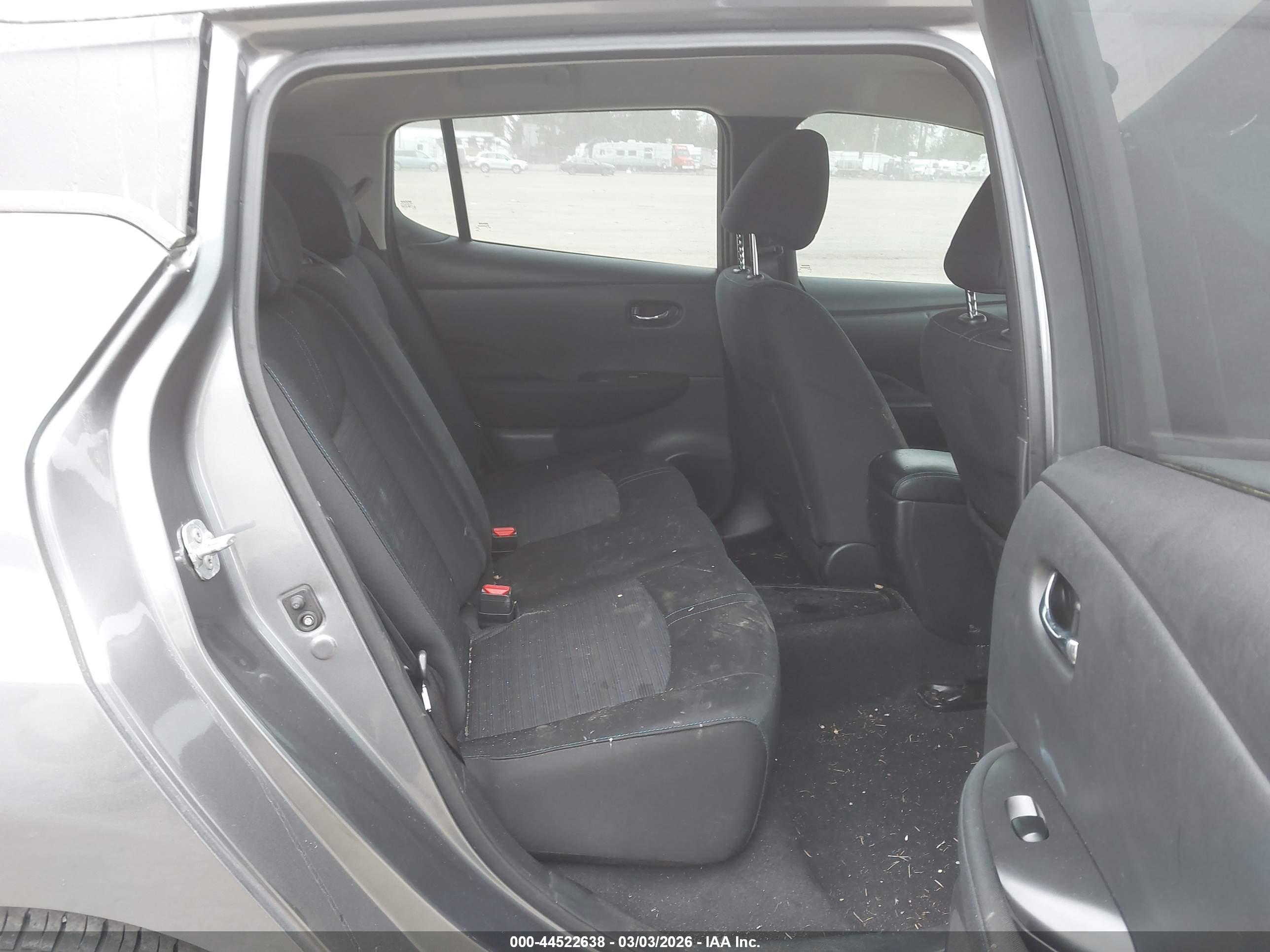 NISSAN LEAF image 8