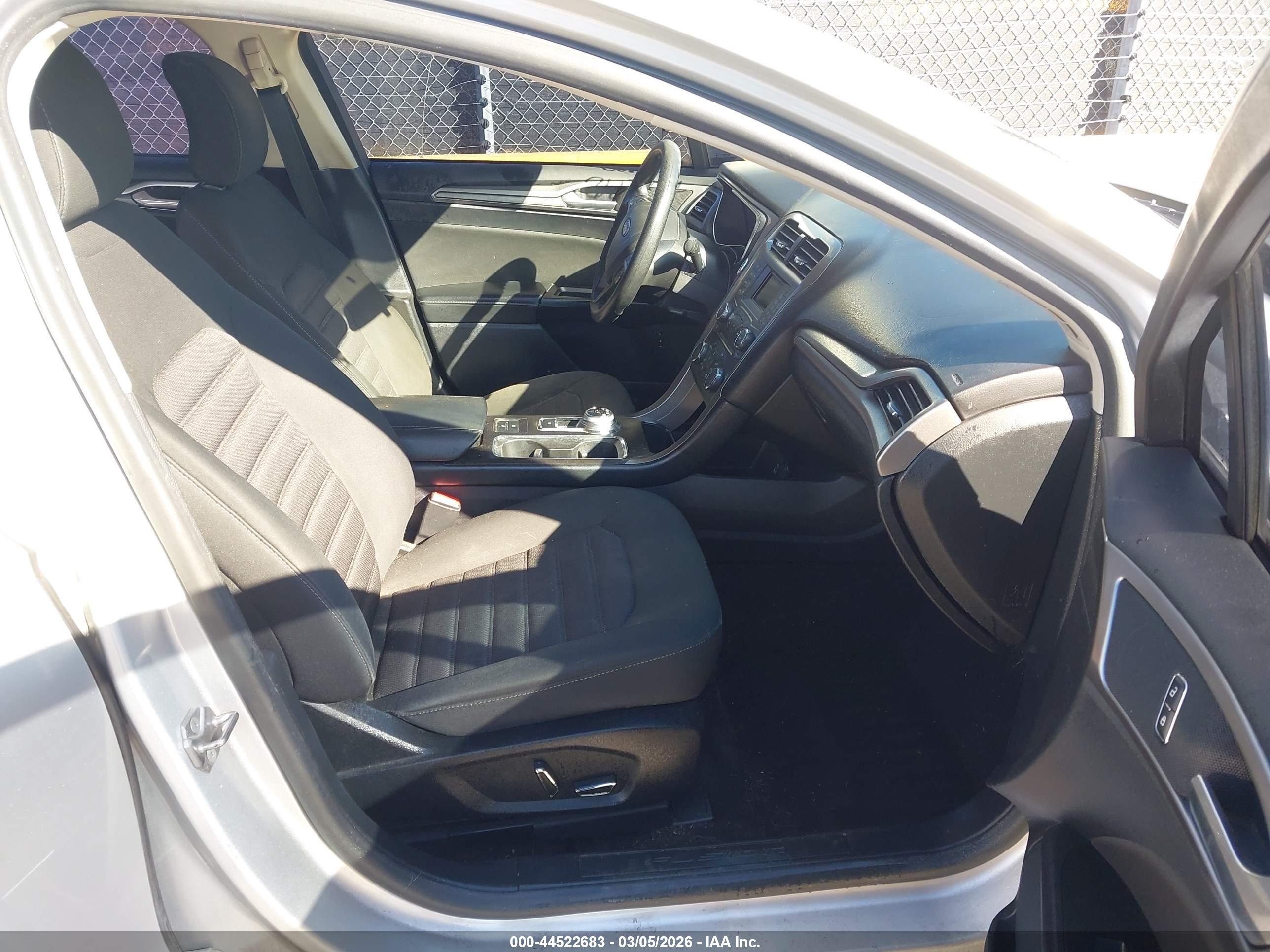 FORD FUSION image 5