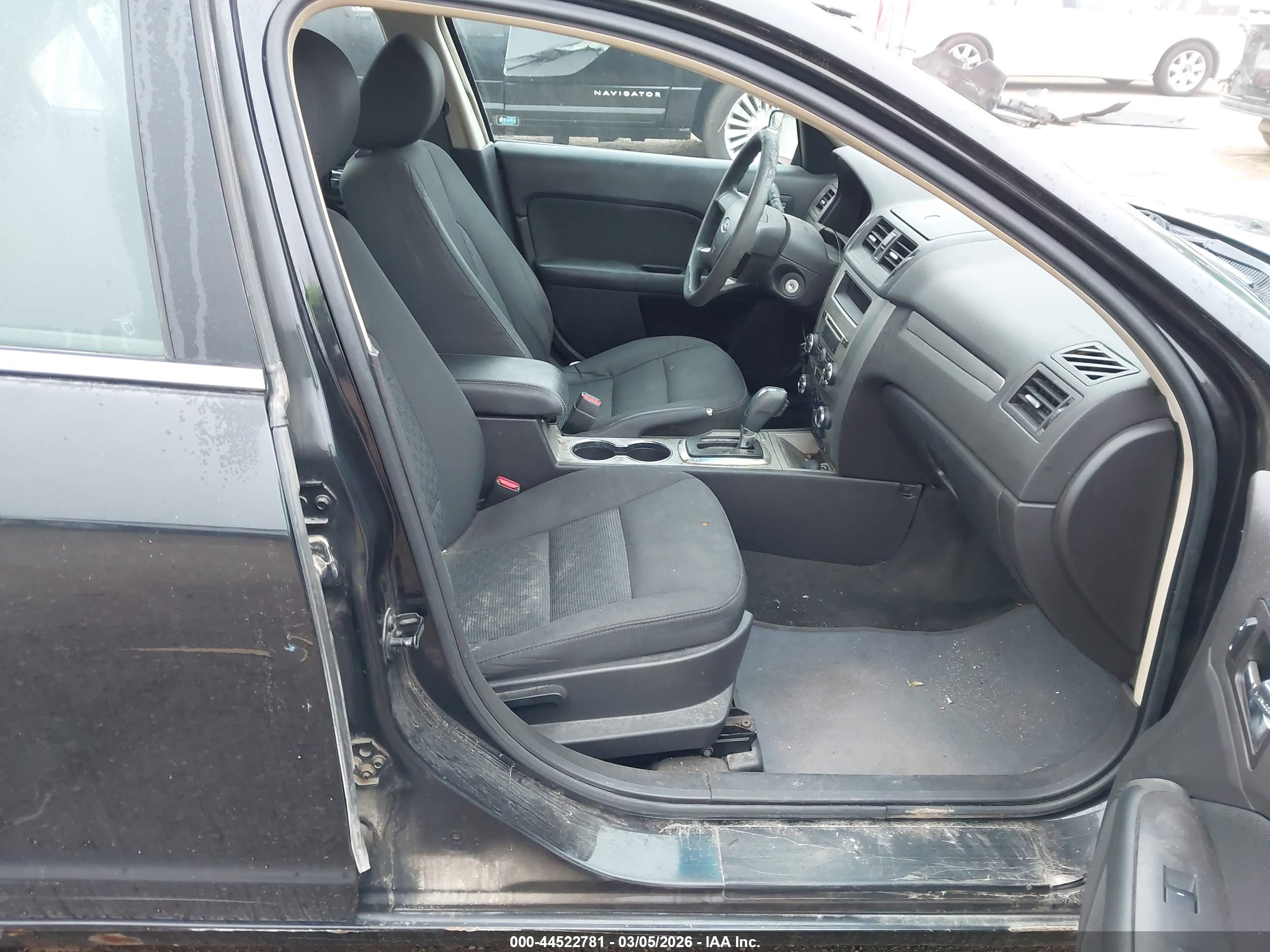 FORD FUSION image 5