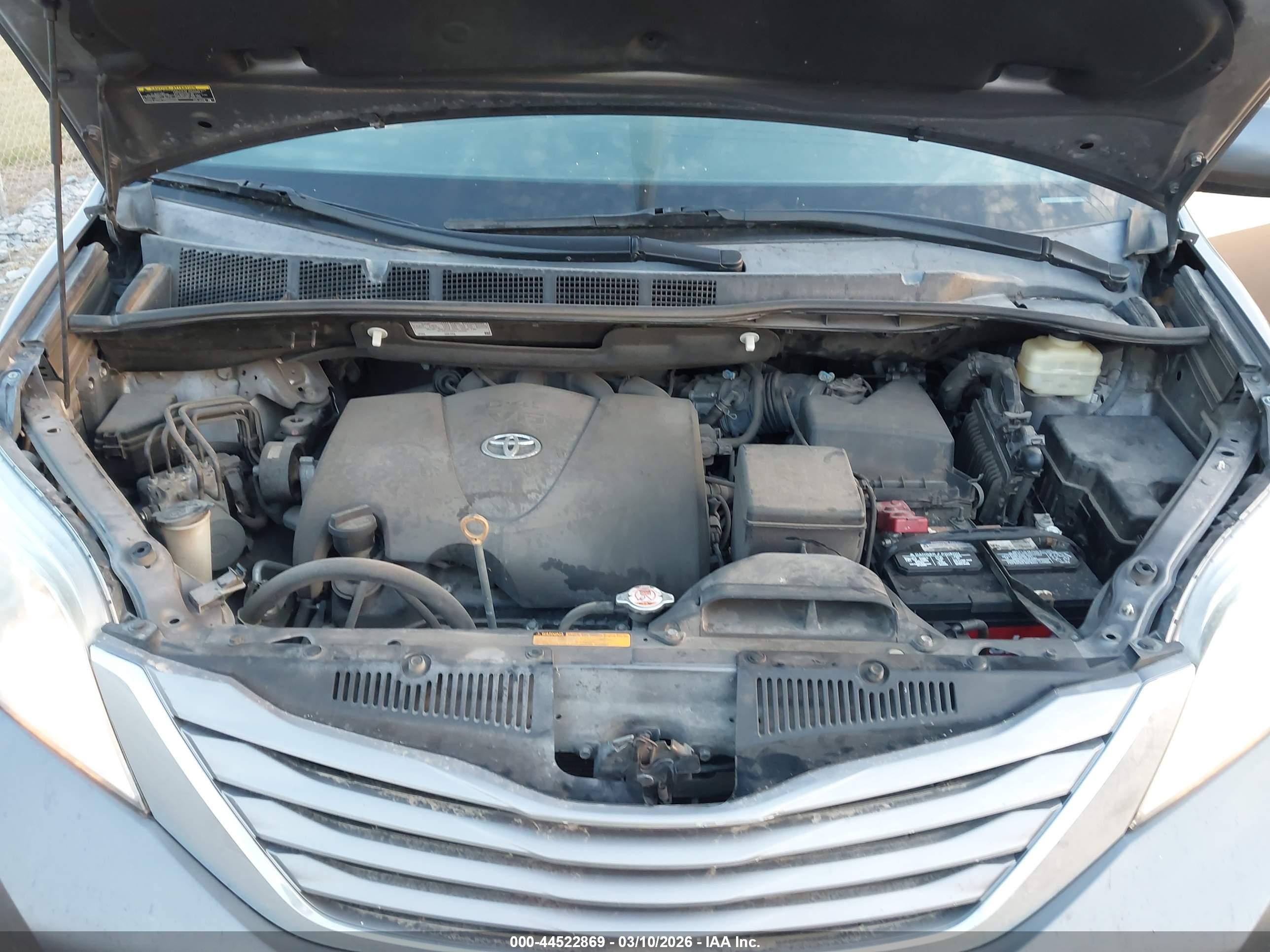TOYOTA SIENNA image 10