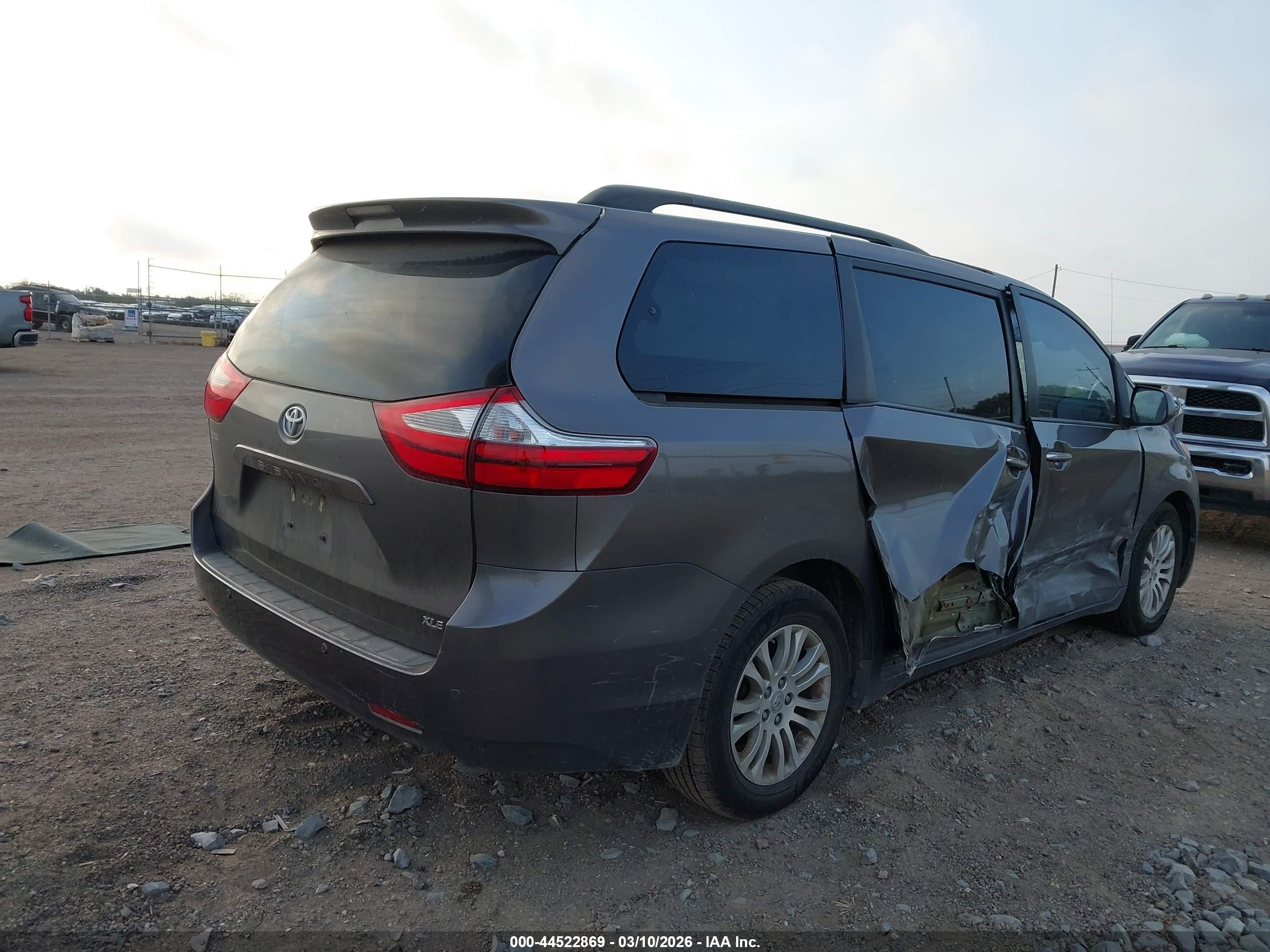 TOYOTA SIENNA image 4