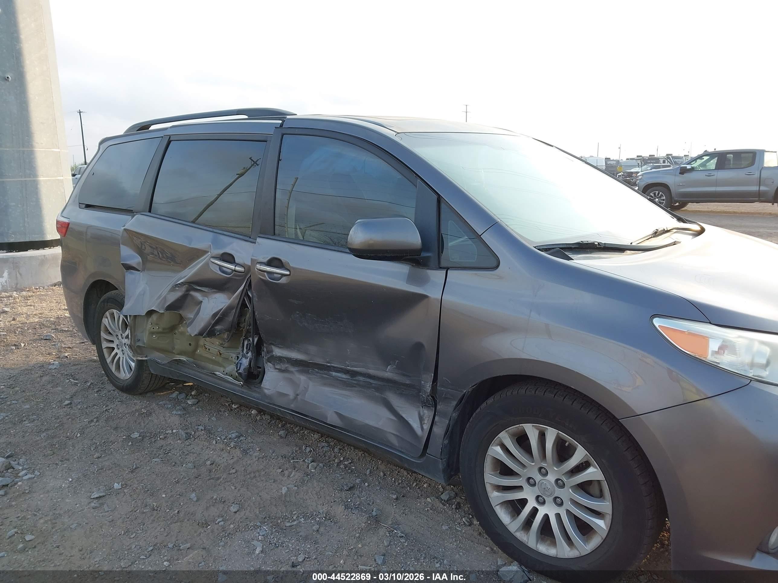 TOYOTA SIENNA image 6