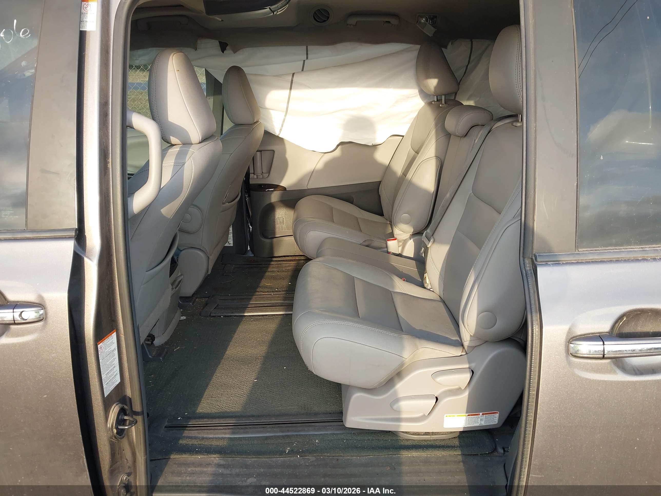 TOYOTA SIENNA image 8