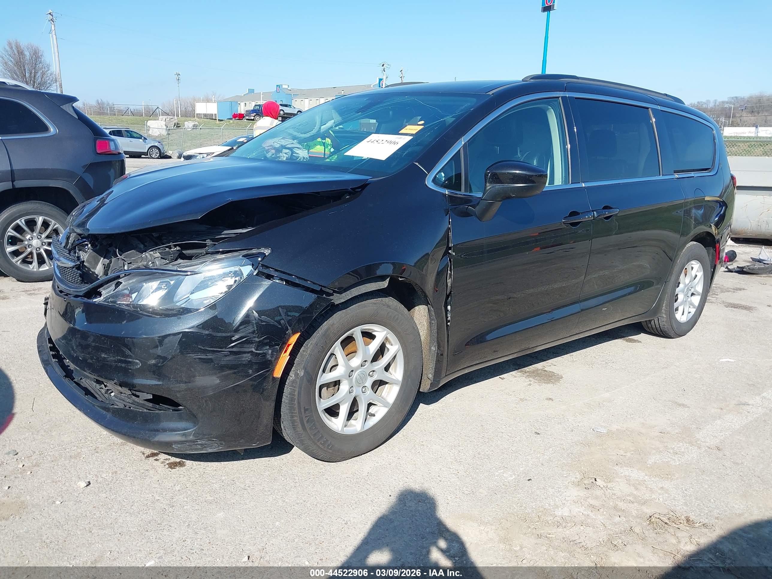 CHRYSLER VOYAGER image 2