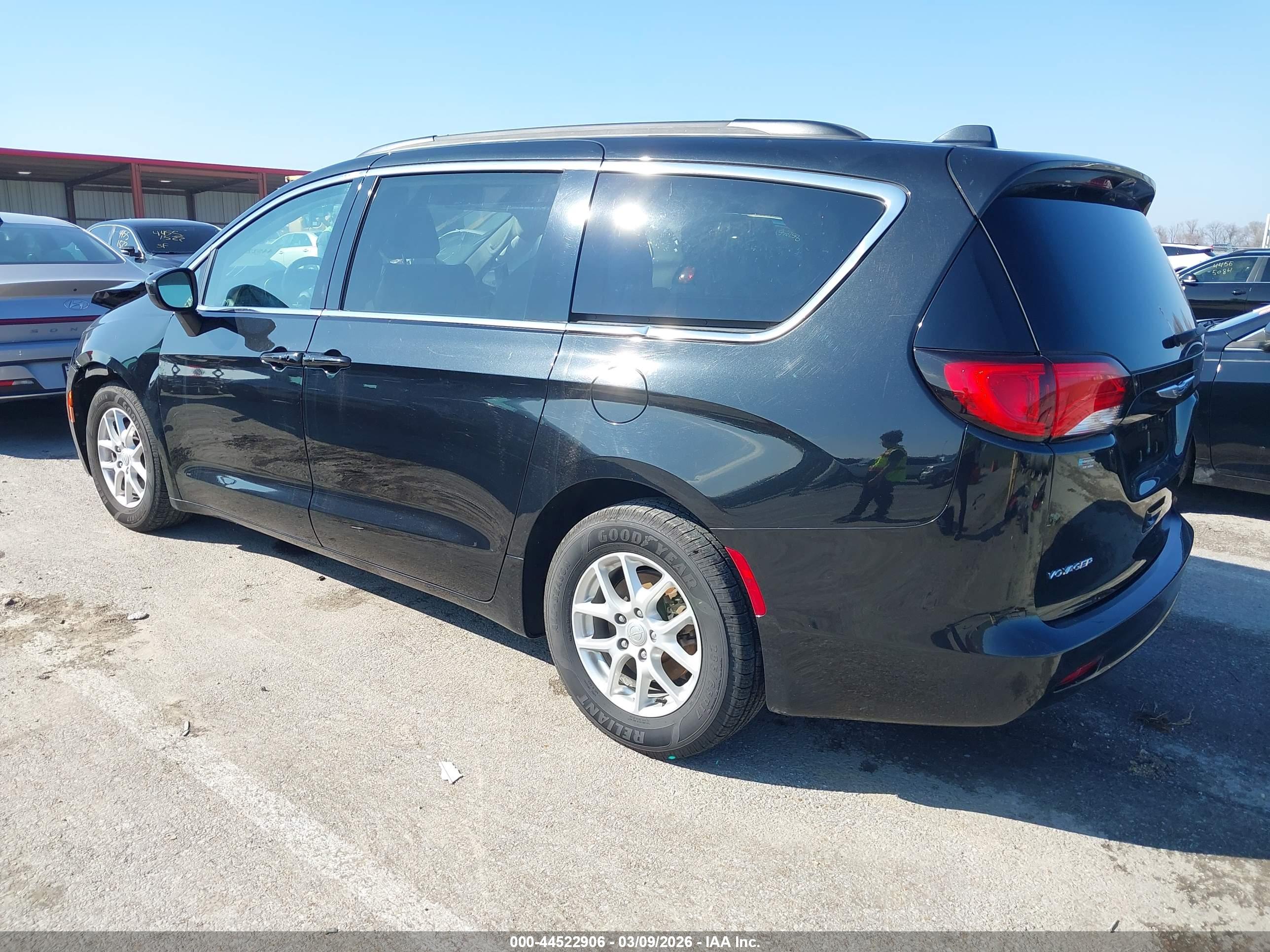 CHRYSLER VOYAGER image 3